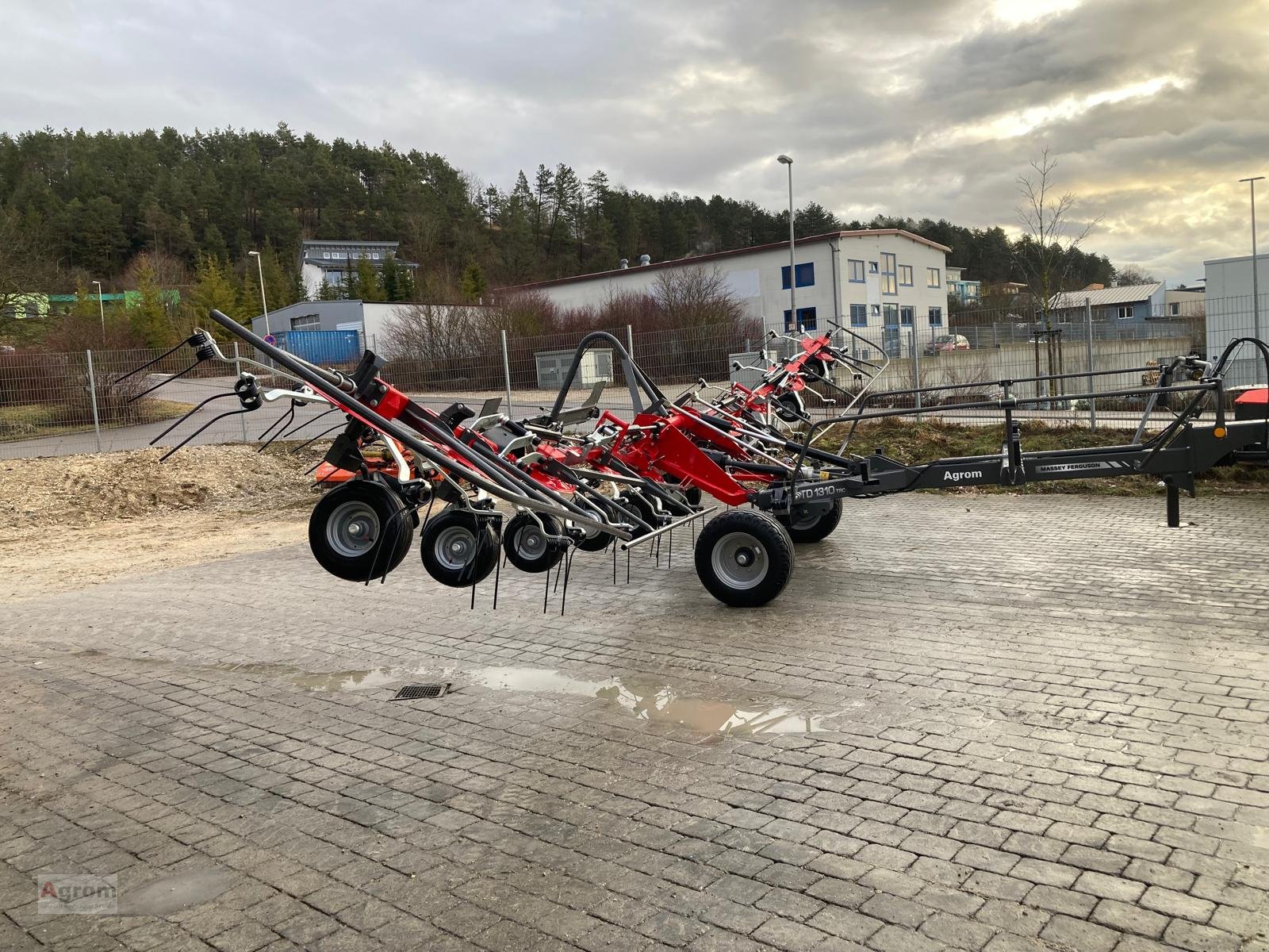 Heuwender des Typs Massey Ferguson TD 1310 TRC, Neumaschine in Münsingen (Bild 8)