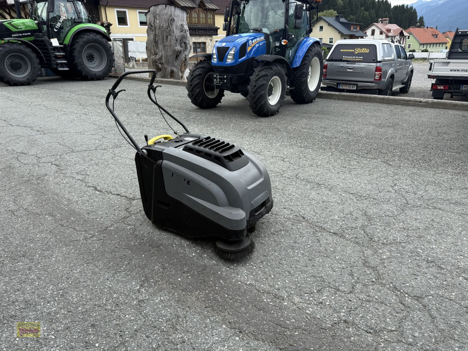 Hochdruckreiniger des Typs Kärcher Kehrsaugmaschine KM 75/40 W mit Benzinantrieb, Gebrauchtmaschine in Kötschach (Bild 1)