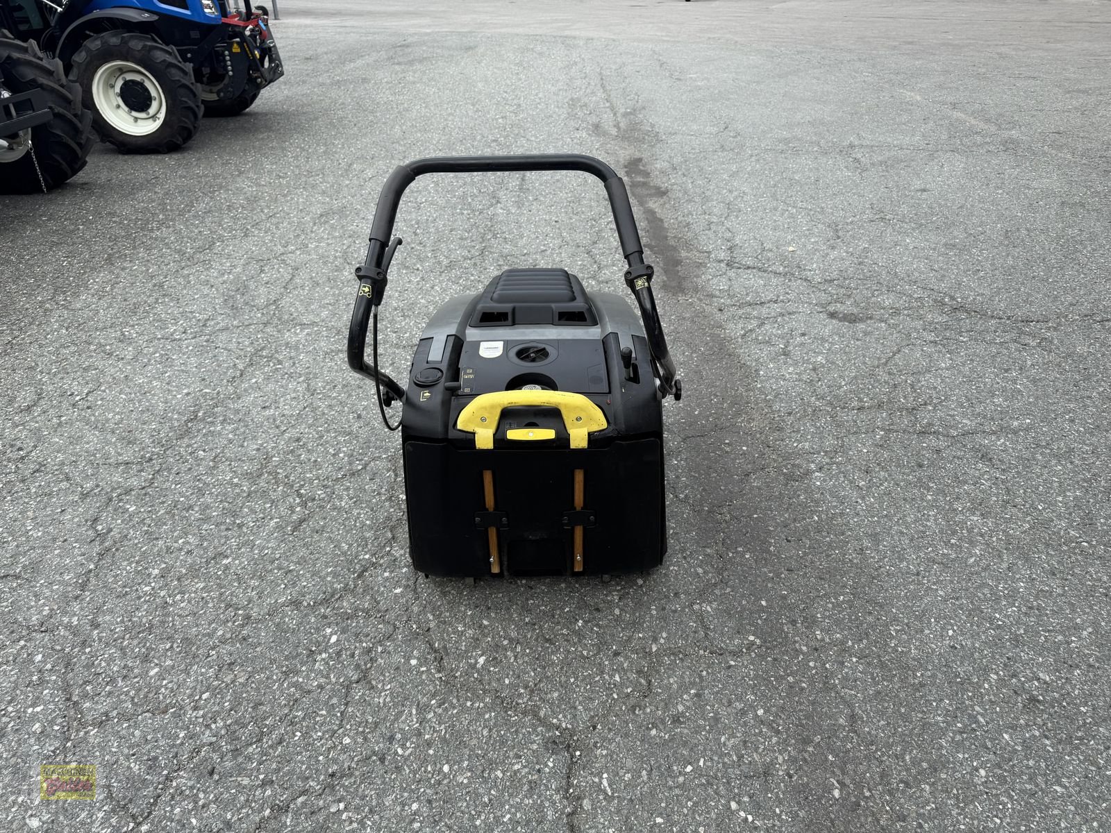 Hochdruckreiniger des Typs Kärcher Kehrsaugmaschine KM 75/40 W mit Benzinantrieb, Gebrauchtmaschine in Kötschach (Bild 2)