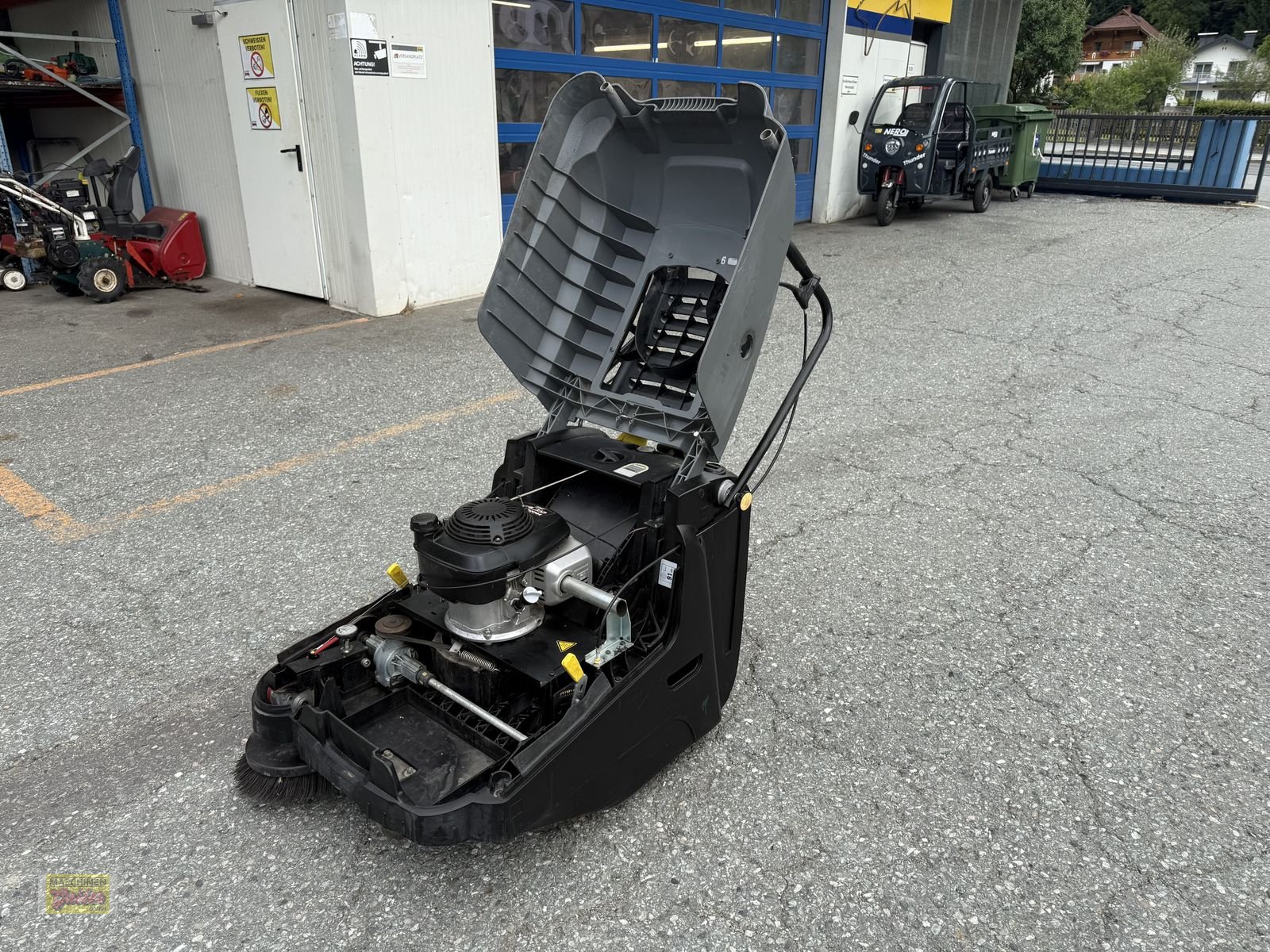 Hochdruckreiniger des Typs Kärcher Kehrsaugmaschine KM 75/40 W mit Benzinantrieb, Gebrauchtmaschine in Kötschach (Bild 7)