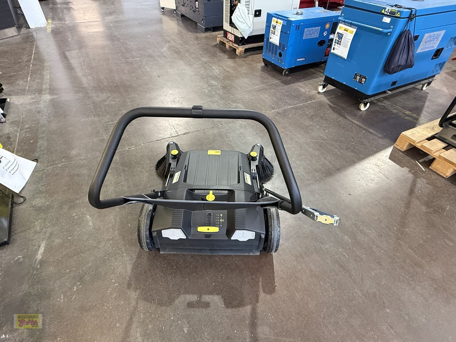 Hochdruckreiniger of the type Kärcher KM 70/20 mit 2 Besen - Anniversary Edition, Neumaschine in Kötschach (Picture 3)