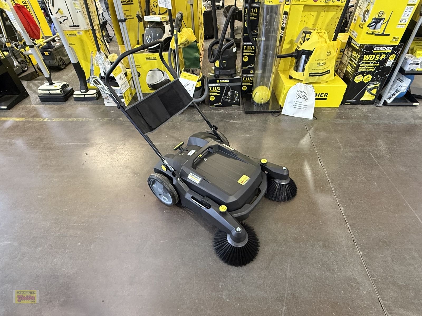Hochdruckreiniger of the type Kärcher KM 70/20 mit 2 Besen - Anniversary Edition, Neumaschine in Kötschach (Picture 2)