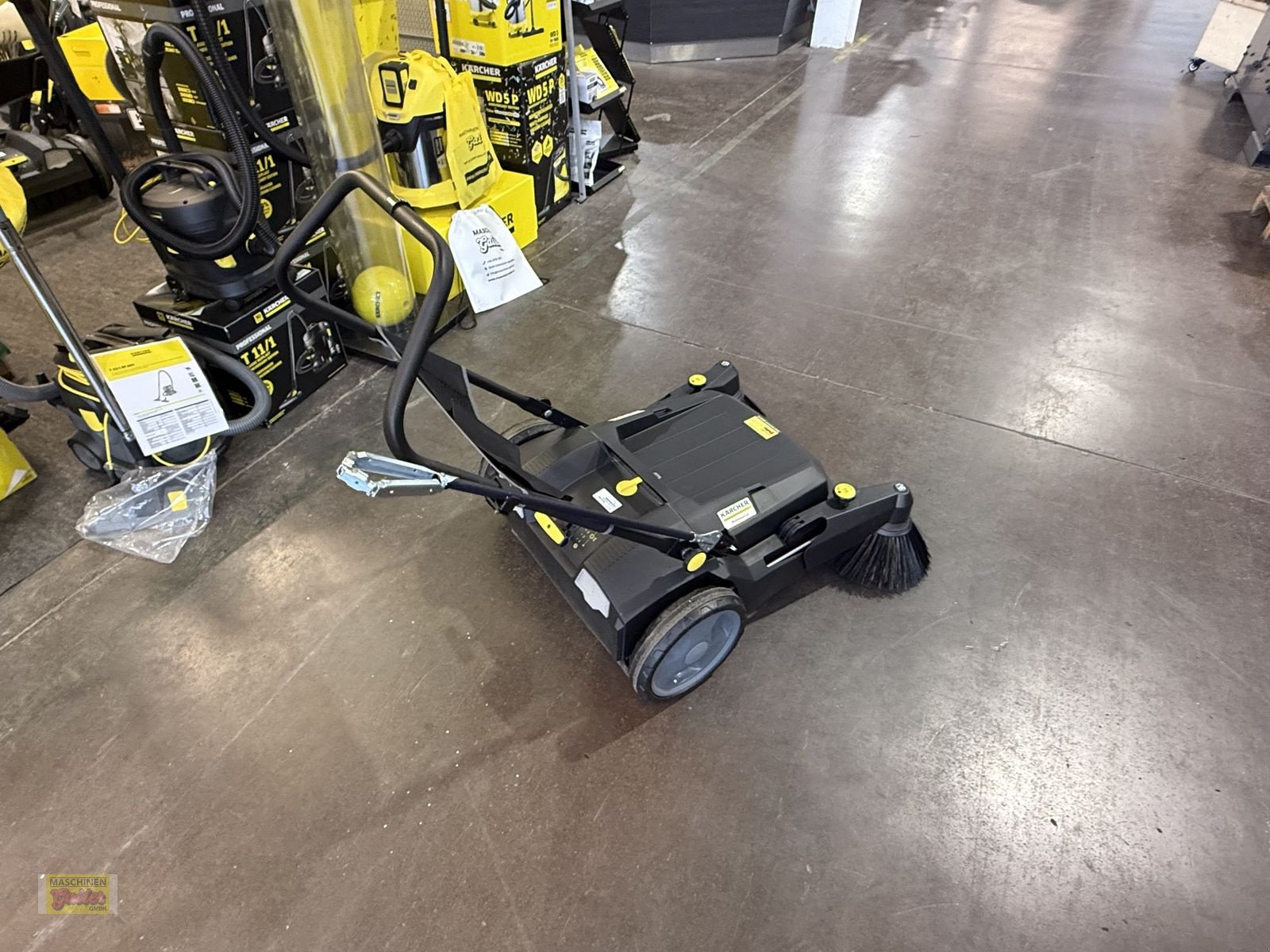 Hochdruckreiniger of the type Kärcher KM 70/20 mit 2 Besen - Anniversary Edition, Neumaschine in Kötschach (Picture 4)