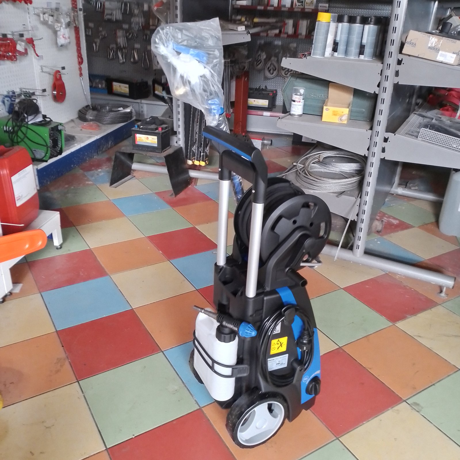 Hochdruckreiniger of the type Nilfisk Hochdruckreiniger Nilfisk MC2C-140/610 XT, Neumaschine in Bad Kötzting (Picture 3)