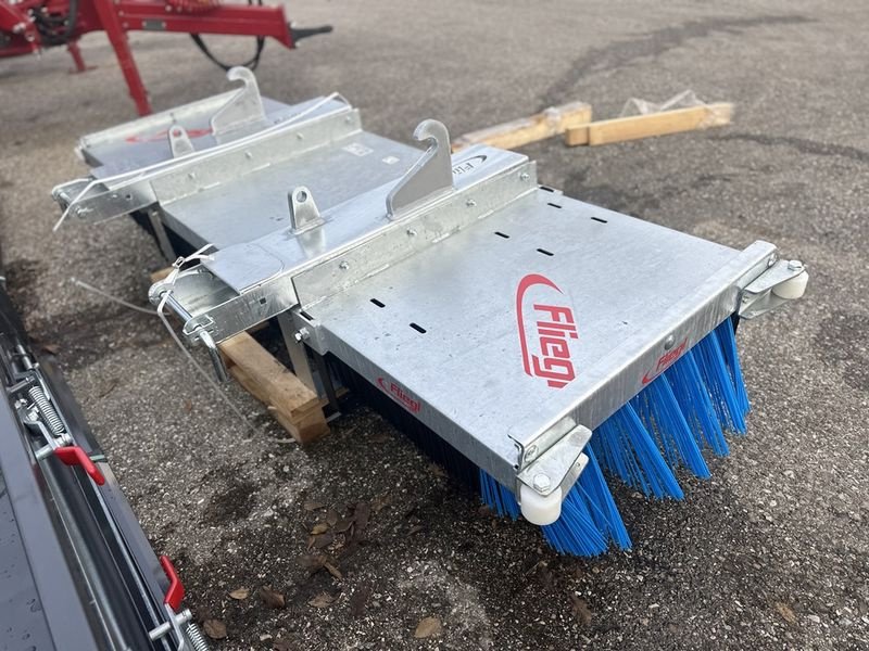 Hochdruckreiniger a típus Sonstige Fliegl Luchs Kehrbesen 2.500 mm breit, Neumaschine ekkor: St. Marienkirchen (Kép 3)