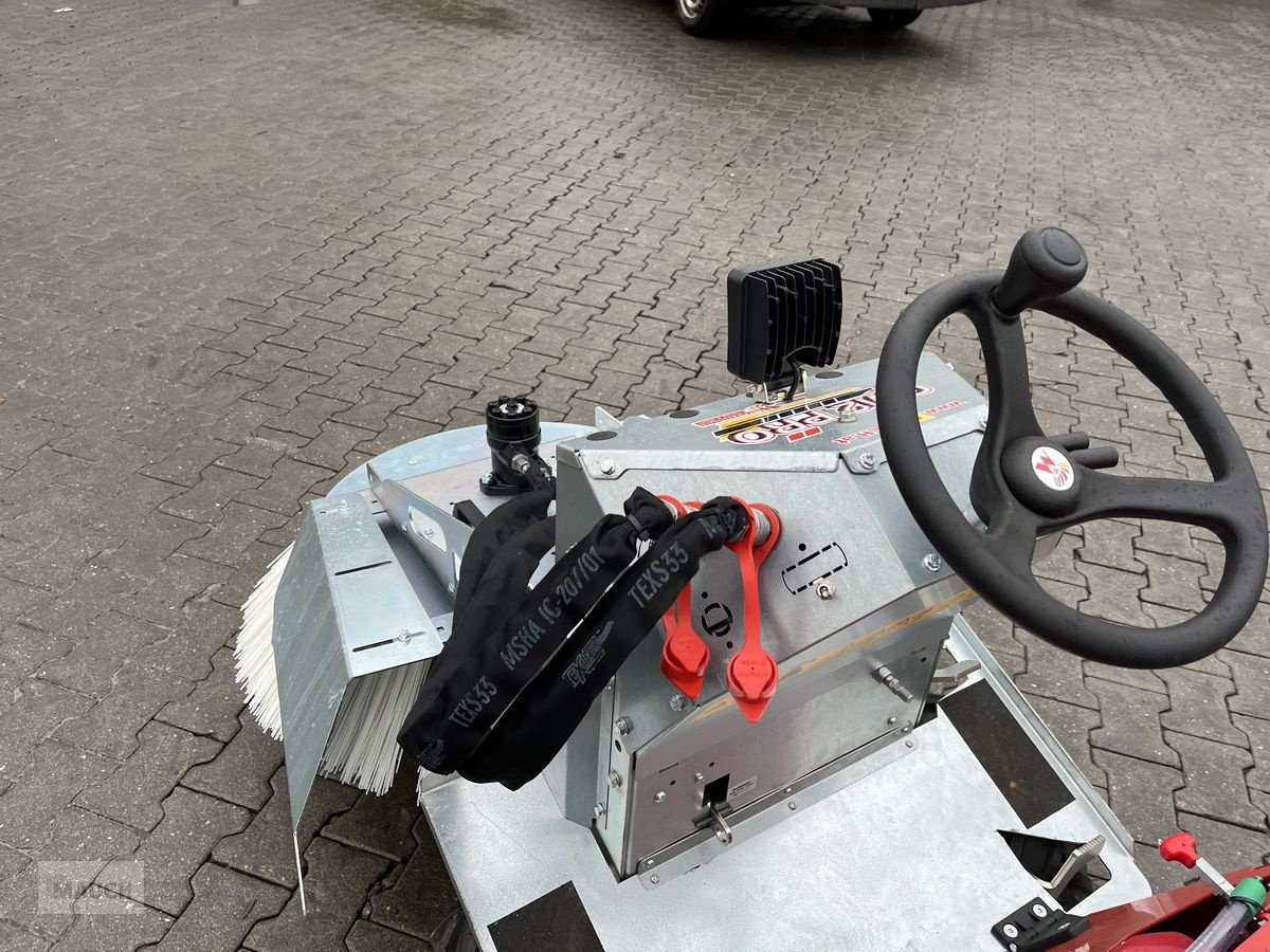 Hochdruckreiniger des Typs Westermann CM2 Pro GXV 390 Honda mit Radialbesen, Neumaschine in Burgkirchen (Bild 14)