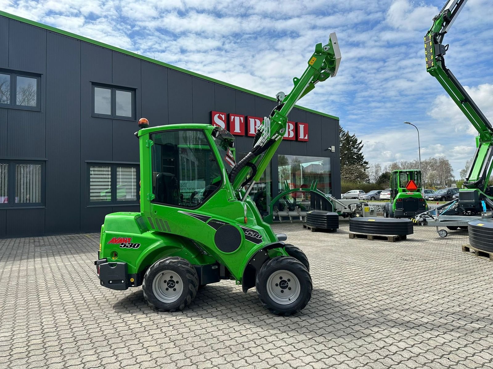 Hoflader of the type Avant Avant 530 Hoflader - Komfortkabine, Straßenzulas, Neumaschine in Waidhofen an der Thaya (Picture 2)