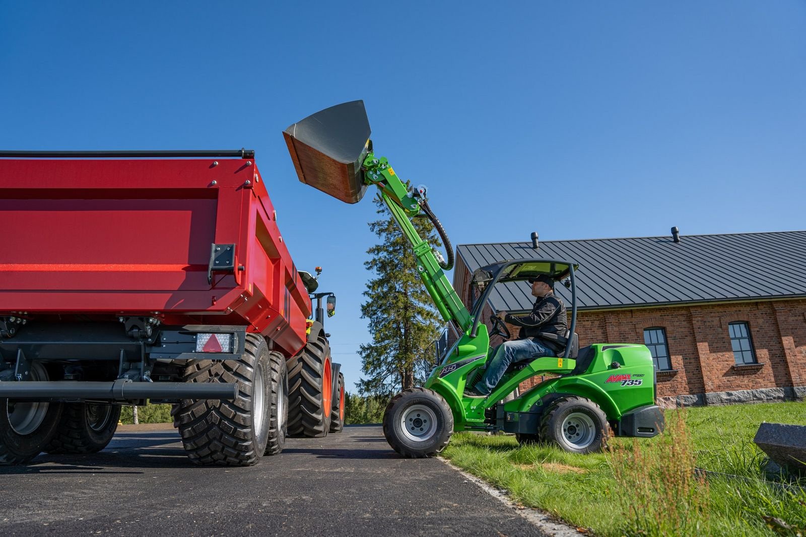 Hoflader of the type Avant Avant 735 Multifunktionslader, Neumaschine in Waidhofen an der Thaya (Picture 8)