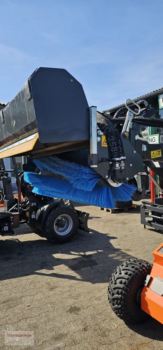 Hoflader des Typs Cast Group Kehrmaschine 100  Cast, Avant, Norcar, Multione, Gebrauchtmaschine in Tarsdorf (Bild 8)