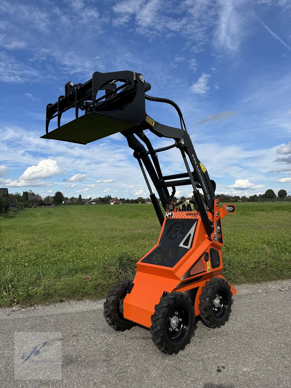 Hoflader of the type Cast Group WorkyQuad SSQ 11 Minilader, Kompaktlader, Skidlader, Hoflader, Neumaschine in Bruckmühl (Picture 9)