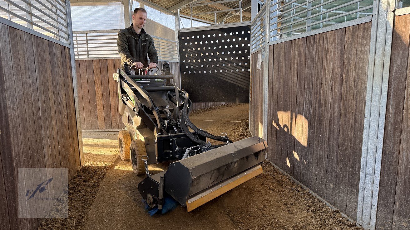 Hoflader of the type Cast Group WorkyQuad SSQ ECO Minilader Elektrolader Elektro Kompaktlader 0,74 m, Neumaschine in Bruckmühl (Picture 11)