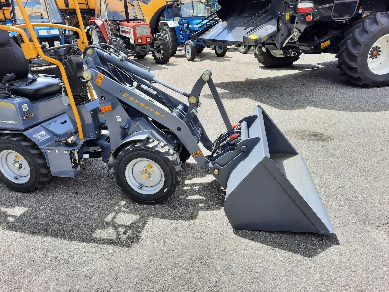 Hoflader of the type Eurotrac Eurotrac W10, Neumaschine in Burgkirchen (Picture 12)