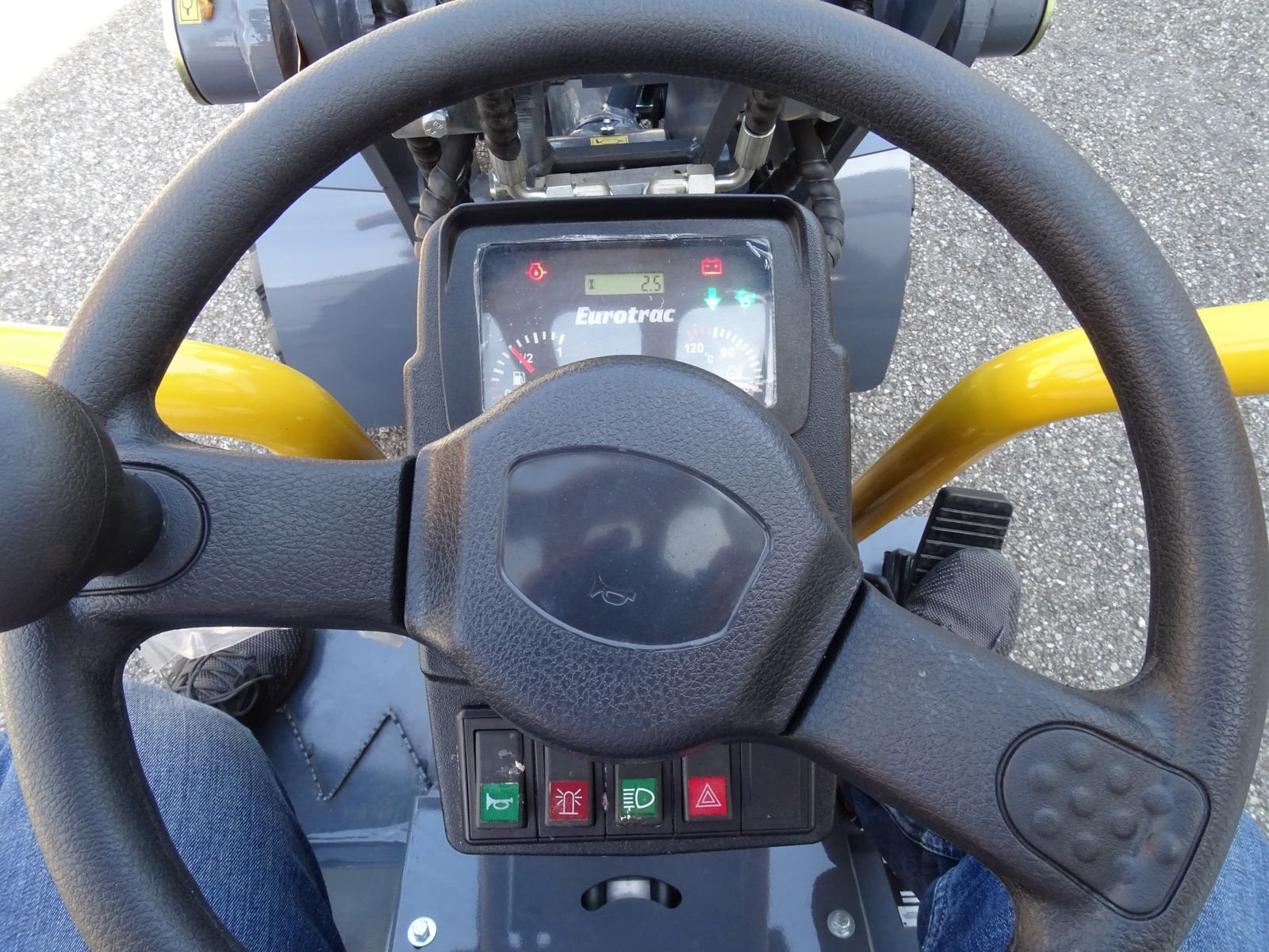 Hoflader of the type Eurotrac Eurotrac W10, Neumaschine in Burgkirchen (Picture 23)