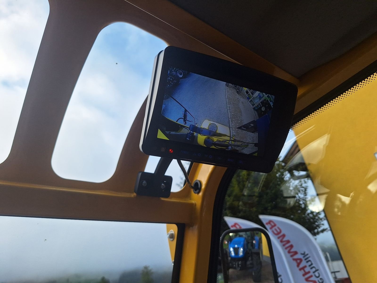Hoflader des Typs Eurotrac W 11-C, Neumaschine in Burgkirchen (Bild 4)