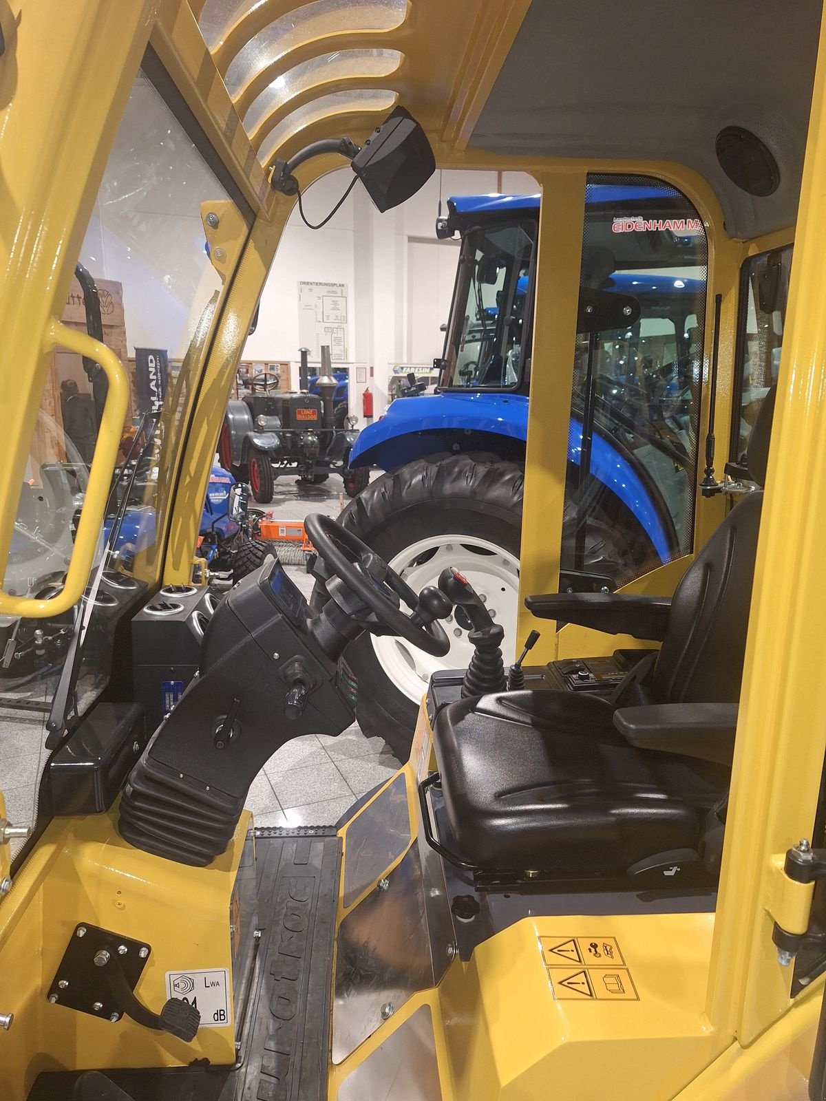 Hoflader of the type Eurotrac W 12 CS mit Vollkabine und Heizung, Gebrauchtmaschine in Burgkirchen (Picture 6)