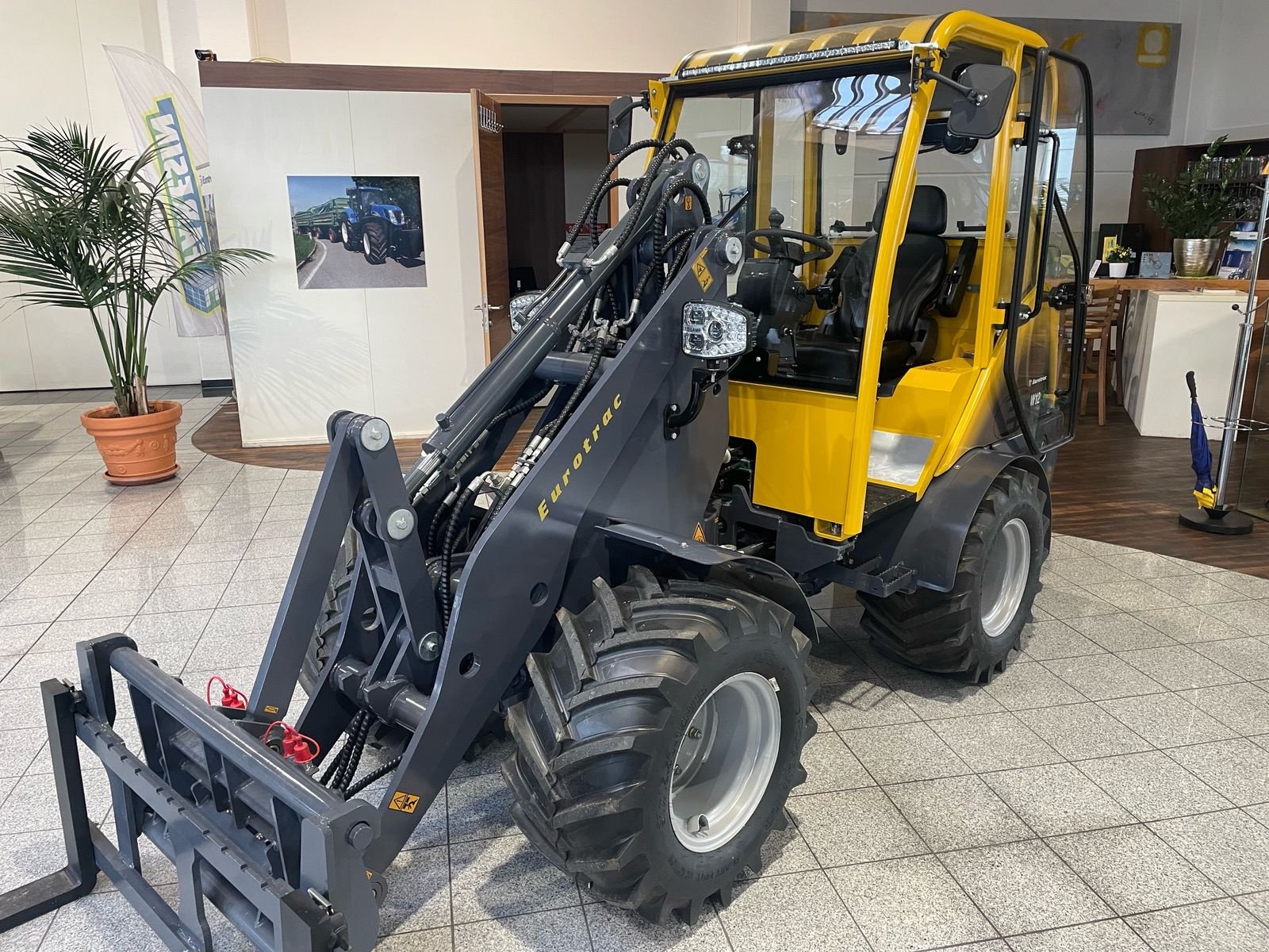 Hoflader des Typs Eurotrac W 12 S (ab € 296,- monatlich), Neumaschine in Burgkirchen (Bild 1)