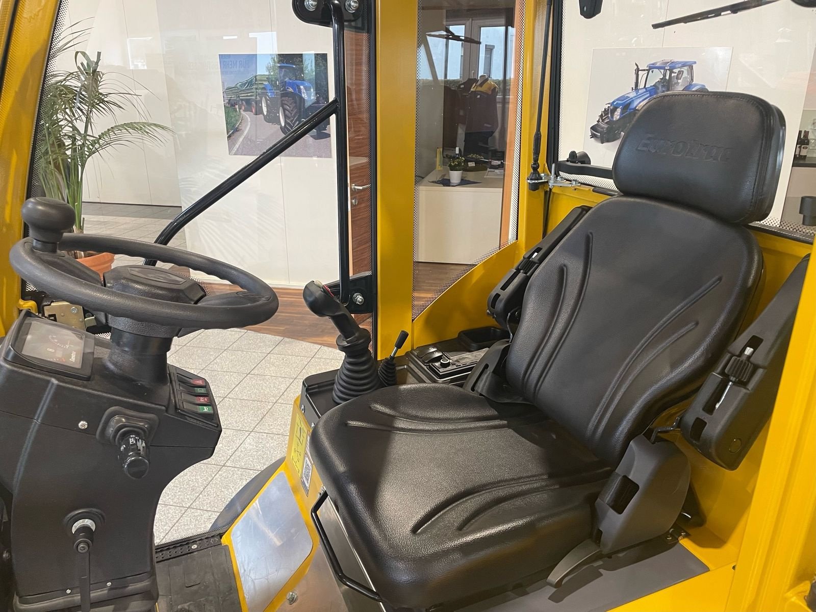 Hoflader des Typs Eurotrac W 12 S (ab € 296,- monatlich), Neumaschine in Burgkirchen (Bild 6)