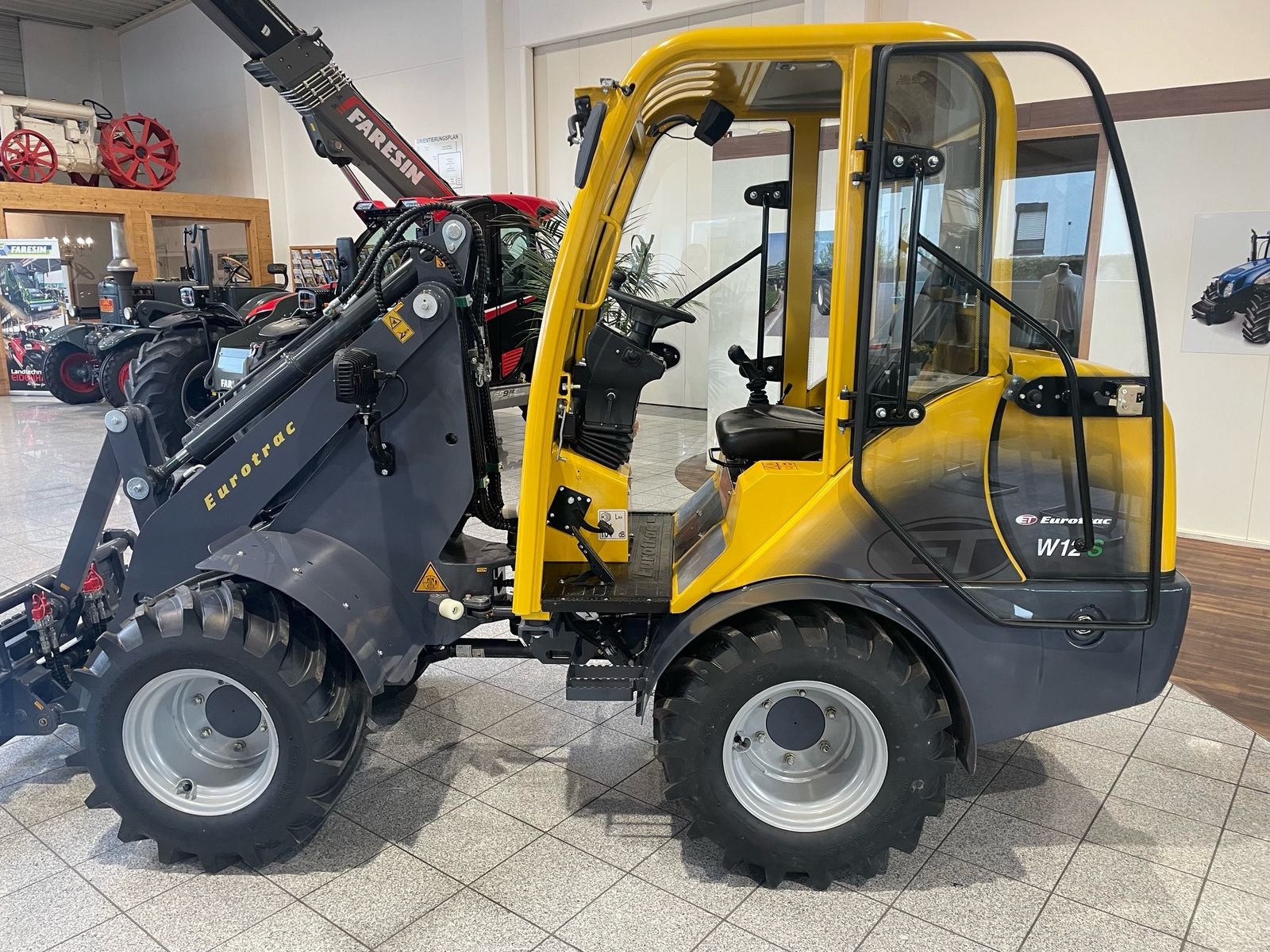 Hoflader des Typs Eurotrac W 12 S (ab € 296,- monatlich), Neumaschine in Burgkirchen (Bild 5)