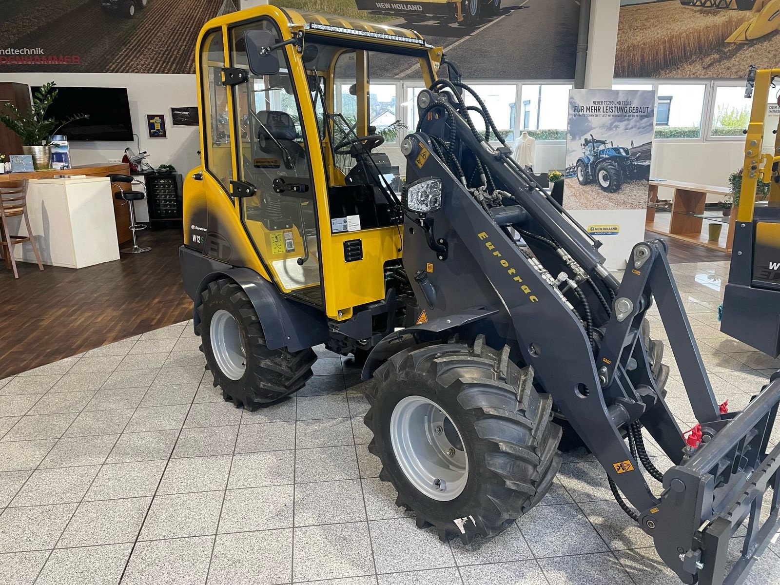 Hoflader des Typs Eurotrac W 12 S (ab € 296,- monatlich), Neumaschine in Burgkirchen (Bild 2)