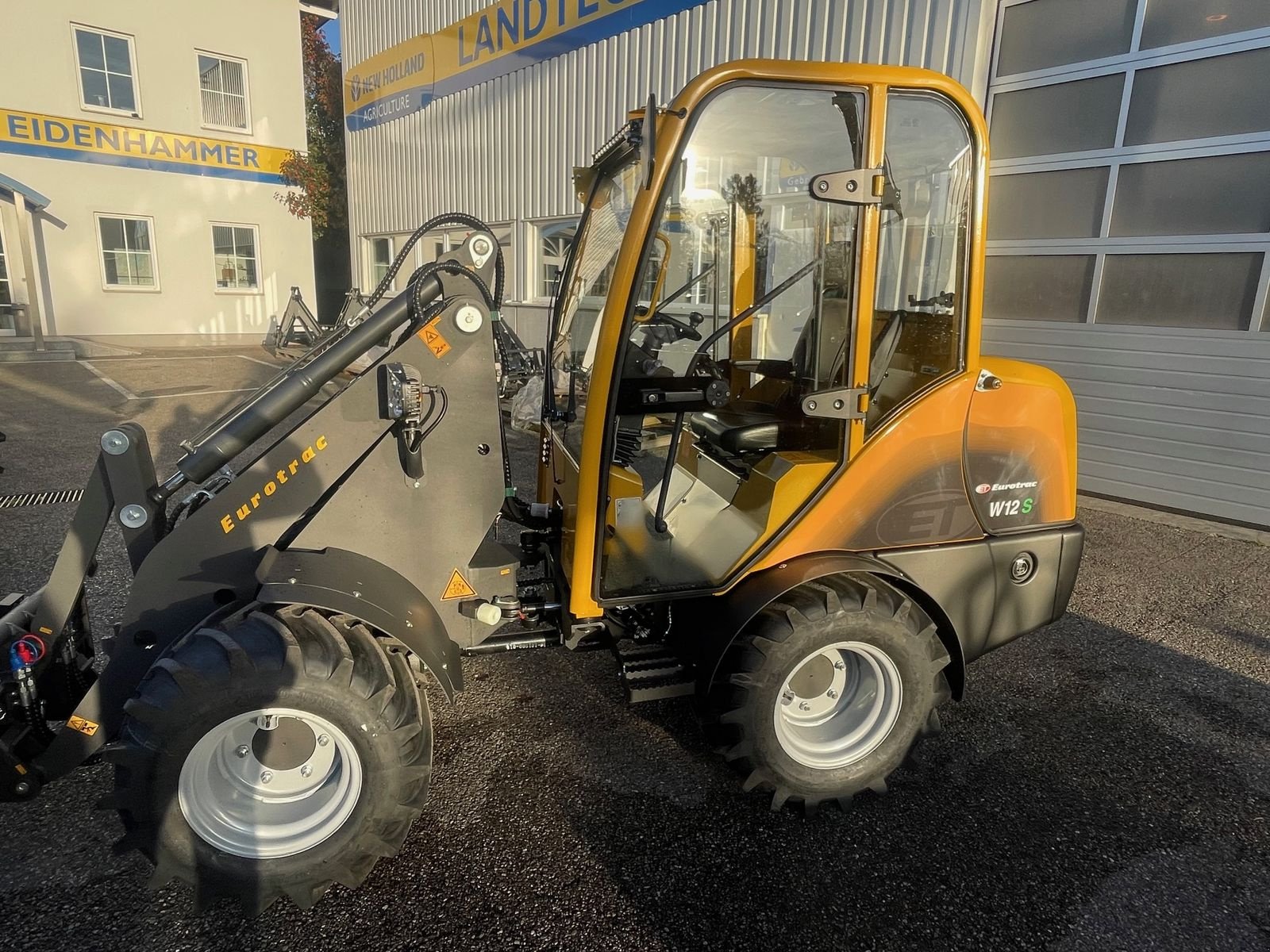 Hoflader of the type Eurotrac W 12 S, Neumaschine in Burgkirchen (Picture 5)