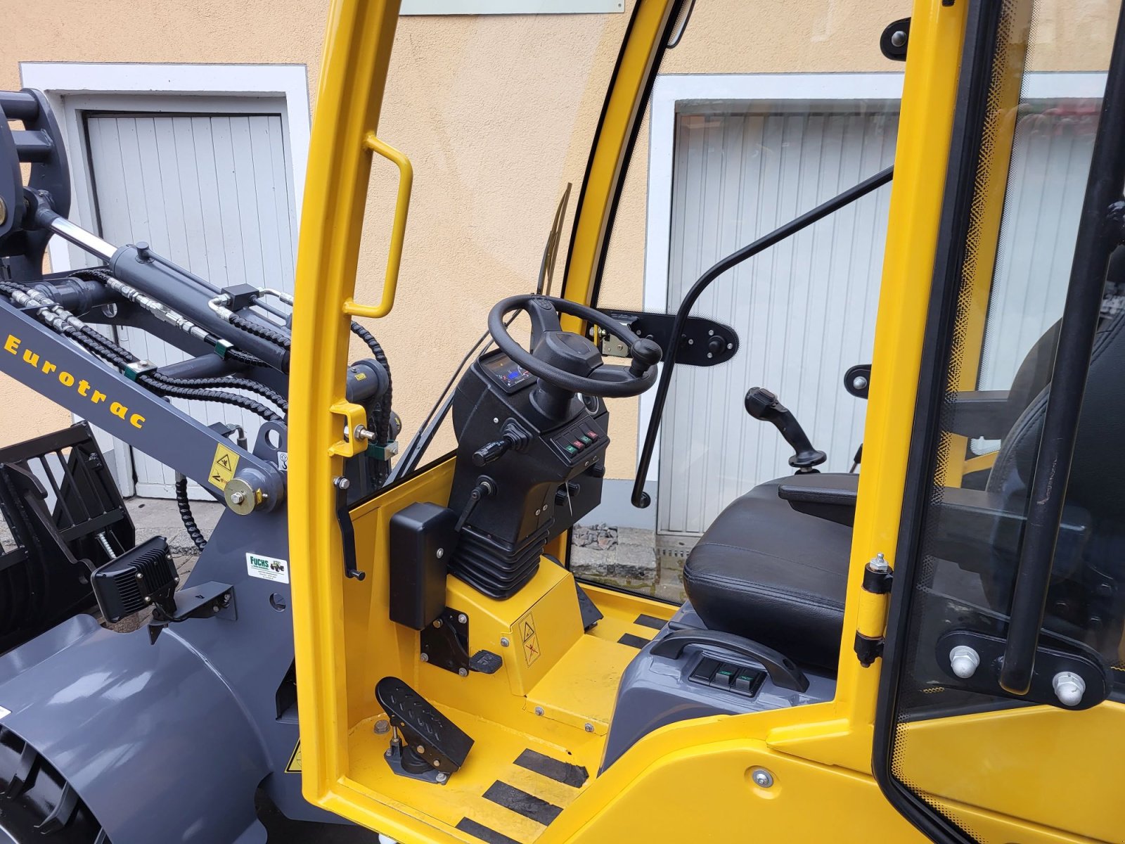 Hoflader of the type Eurotrac W11 mit Kabine, Schaufel und Palettengabel, Gebrauchtmaschine in Laaber (Picture 4)