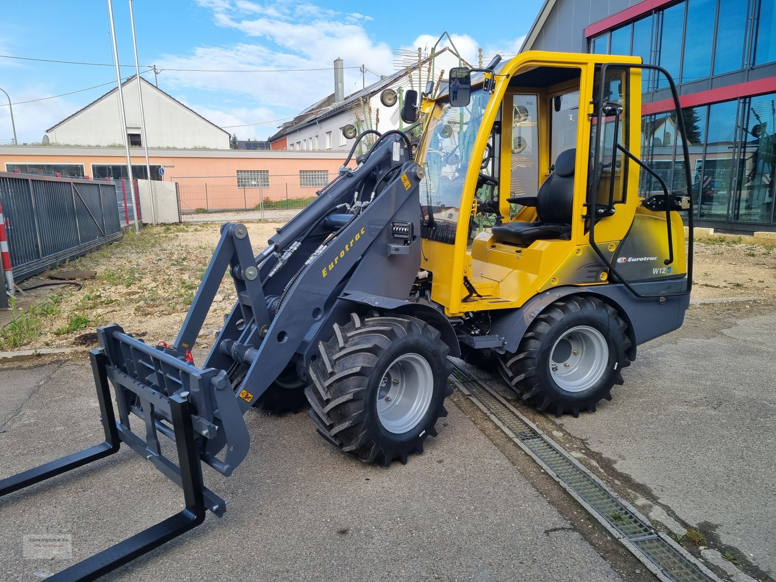 Hoflader des Typs Eurotrac W12 CS Vollkabine, Neumaschine in Tapfheim (Bild 4)