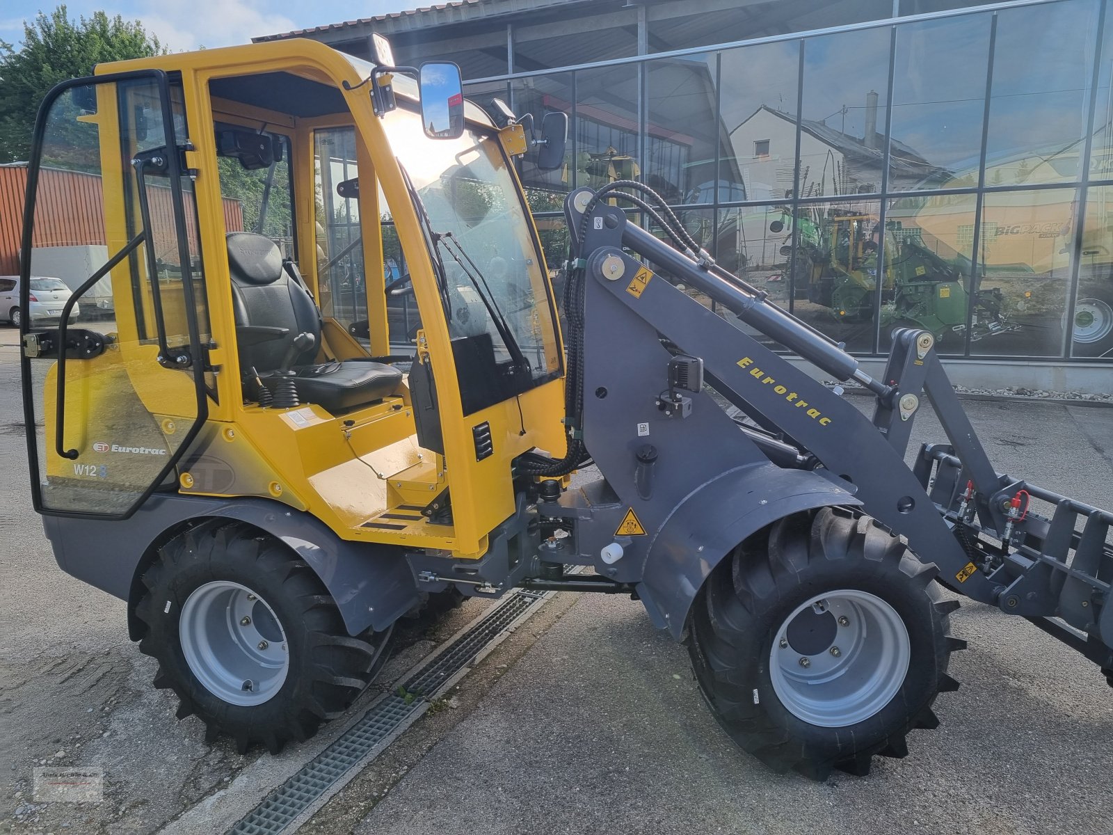 Hoflader of the type Eurotrac W12 CS Vollkabine, Neumaschine in Tapfheim (Picture 7)