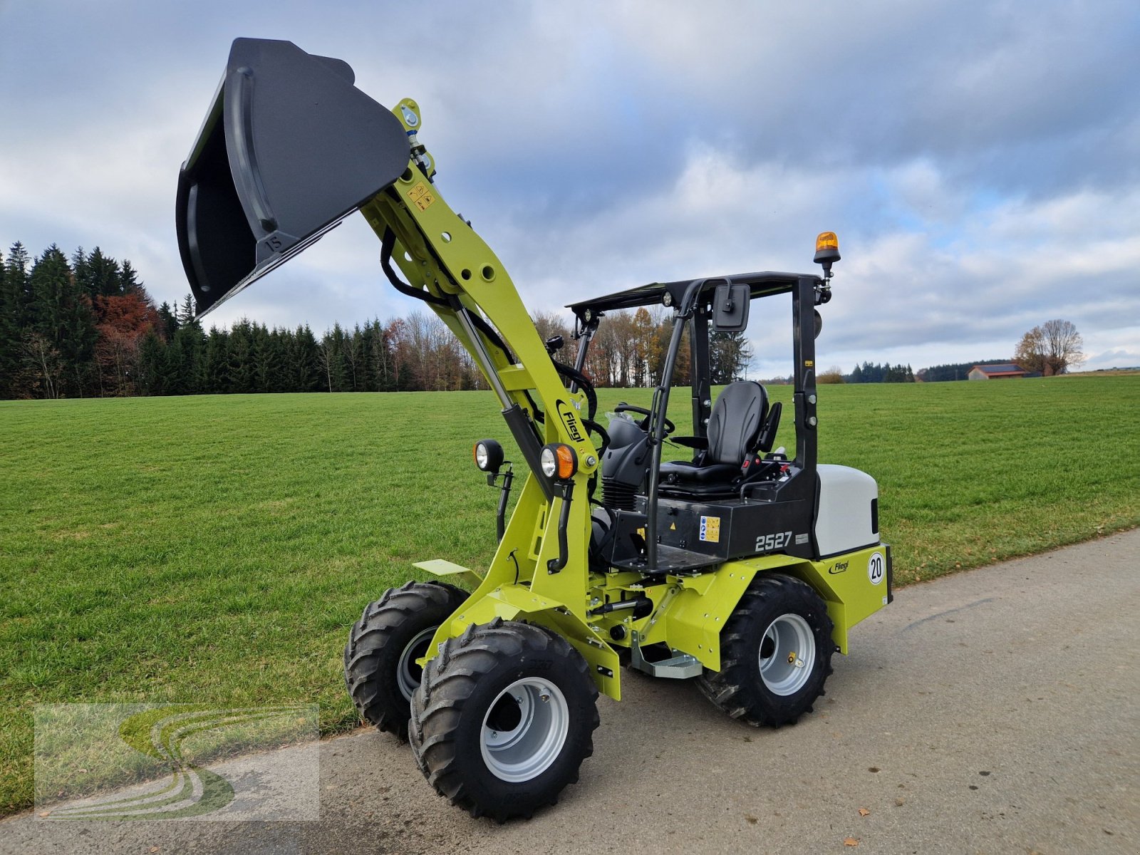 Hoflader van het type Fliegl 25-27 mit StVZO, Euroaufnahme, Neumaschine in Erisried (Foto 1)