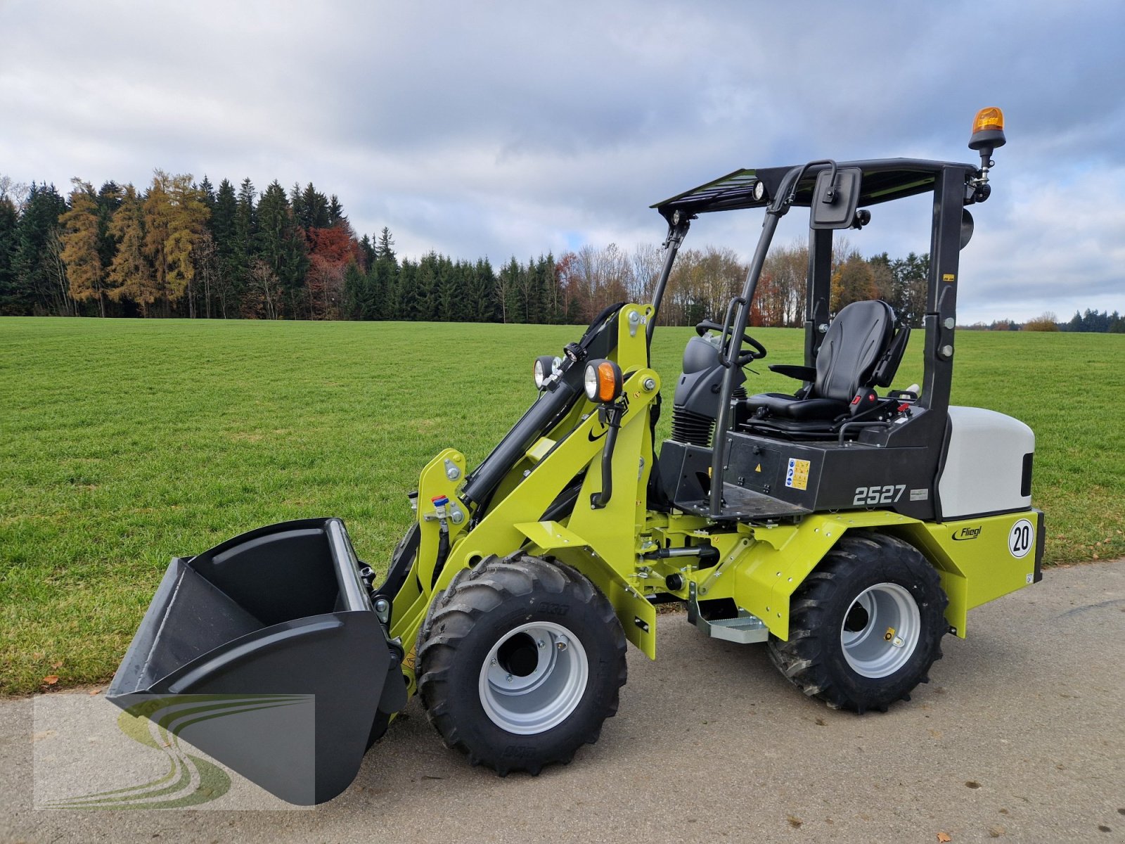 Hoflader van het type Fliegl 25-27 mit StVZO, Euroaufnahme, Neumaschine in Erisried (Foto 2)