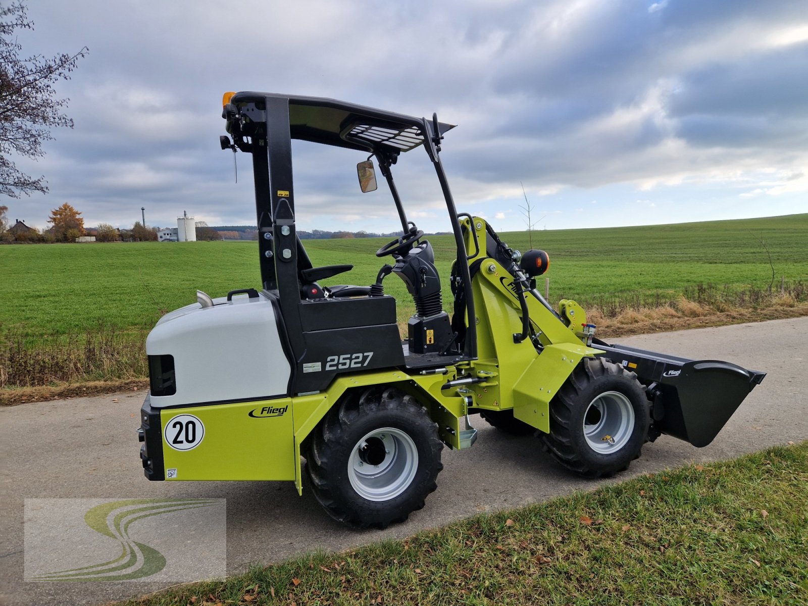 Hoflader van het type Fliegl 25-27 mit StVZO, Euroaufnahme, Neumaschine in Erisried (Foto 4)