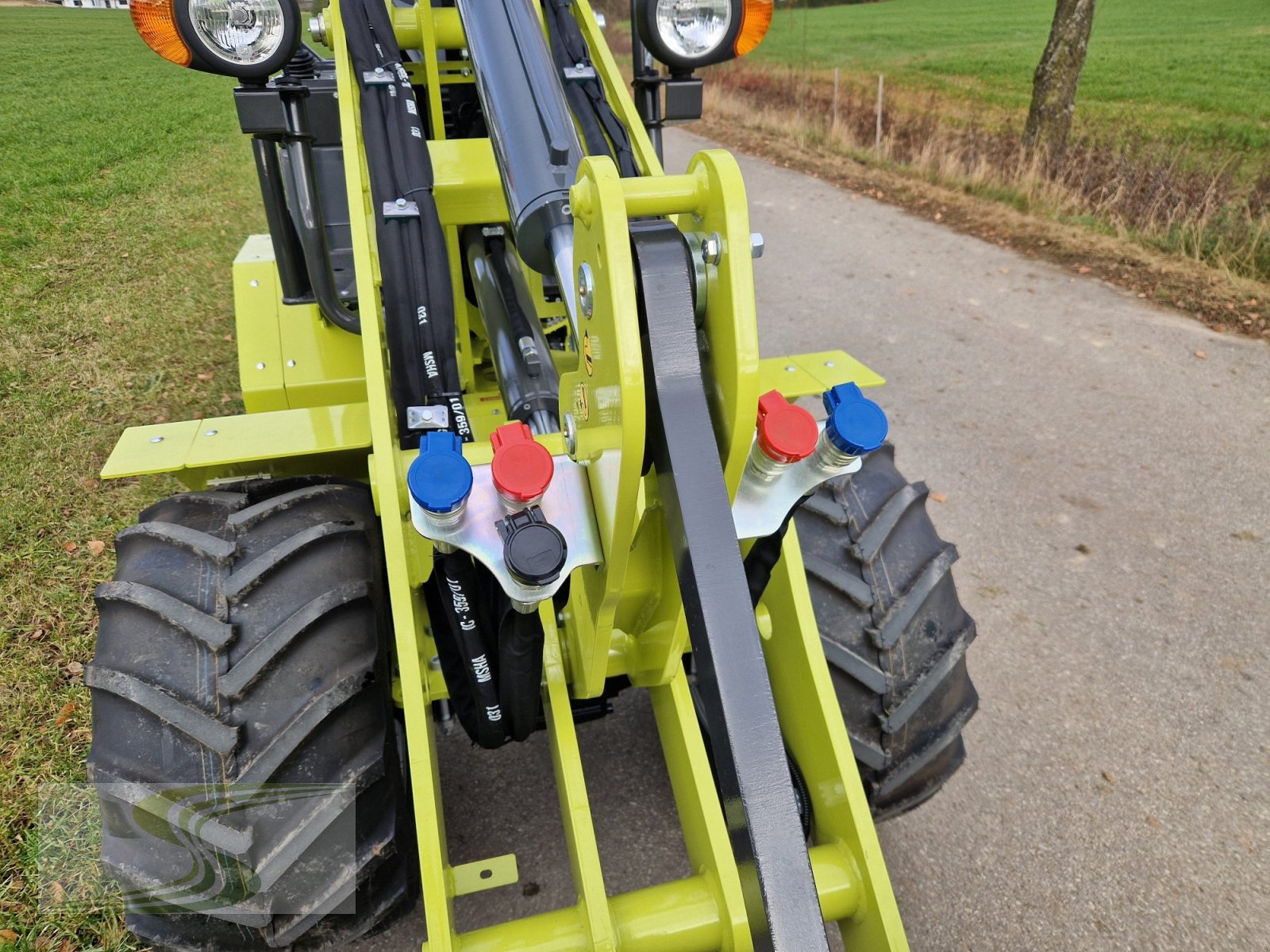 Hoflader van het type Fliegl 25-27 mit StVZO, Euroaufnahme, Neumaschine in Erisried (Foto 5)