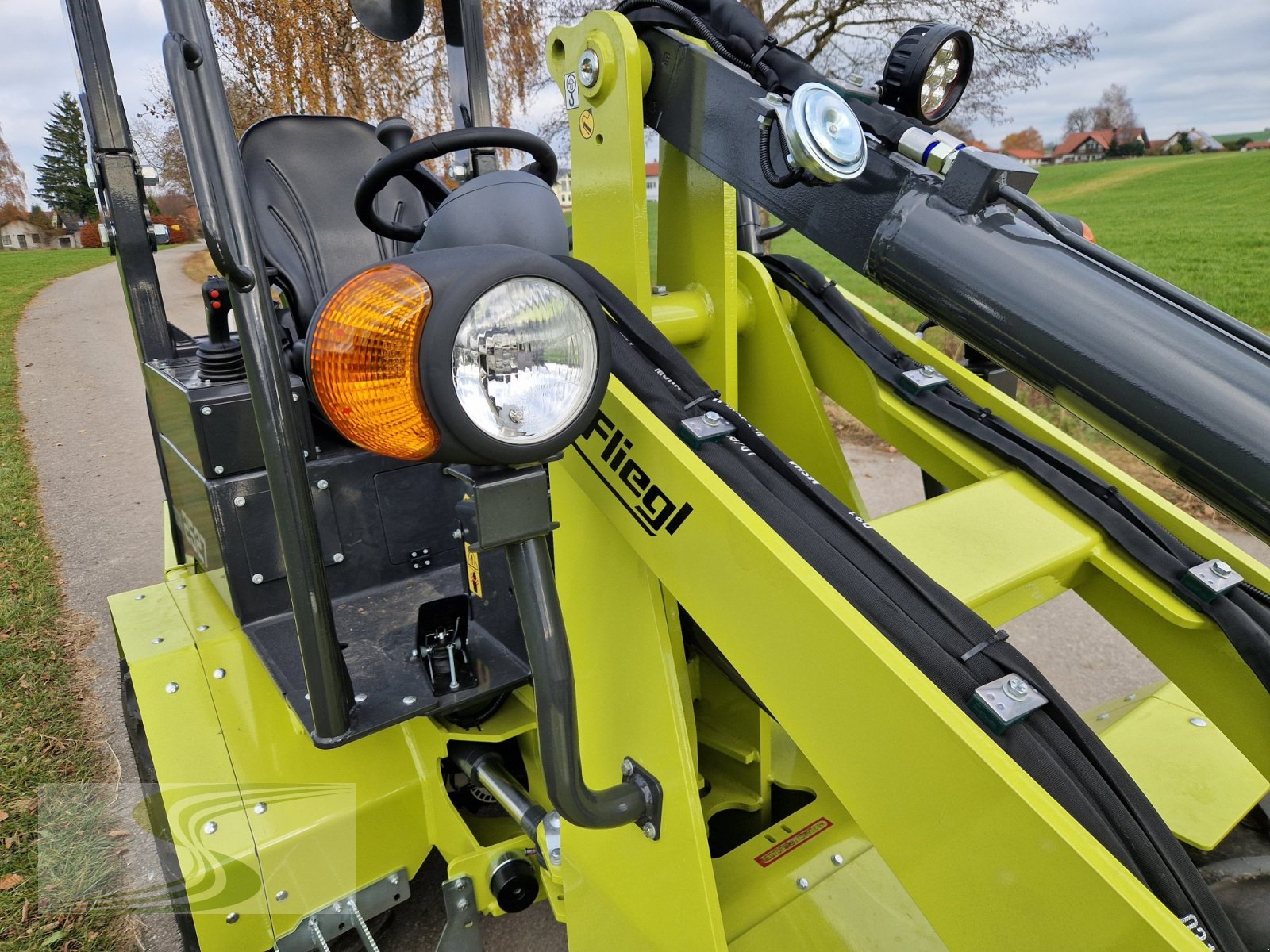 Hoflader van het type Fliegl 25-27 mit StVZO, Euroaufnahme, Neumaschine in Erisried (Foto 7)