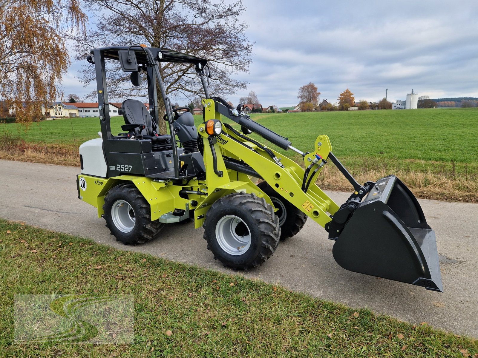 Hoflader van het type Fliegl 25-27 mit StVZO, Euroaufnahme, Neumaschine in Erisried (Foto 10)