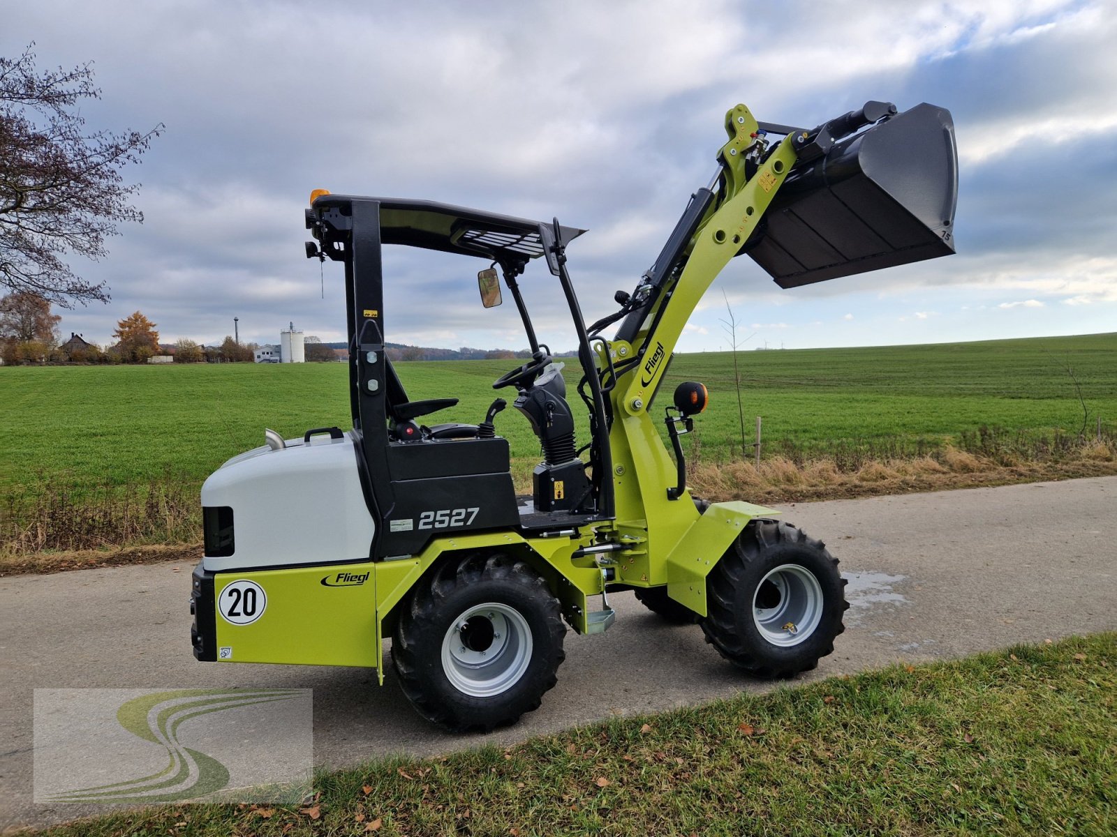 Hoflader van het type Fliegl 25-27 mit StVZO, Euroaufnahme, Neumaschine in Erisried (Foto 11)