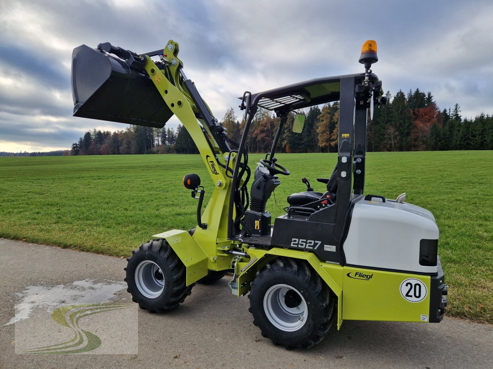 Hoflader van het type Fliegl 25-27 mit StVZO, Euroaufnahme, Neumaschine in Erisried (Foto 12)