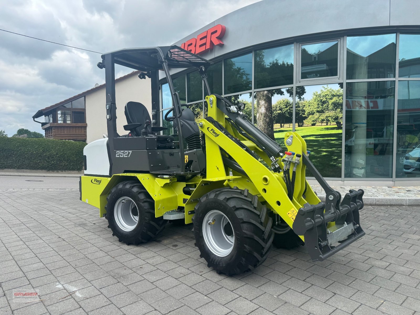 Hoflader типа Fliegl 25-27, Neumaschine в Dorfen (Фотография 2)