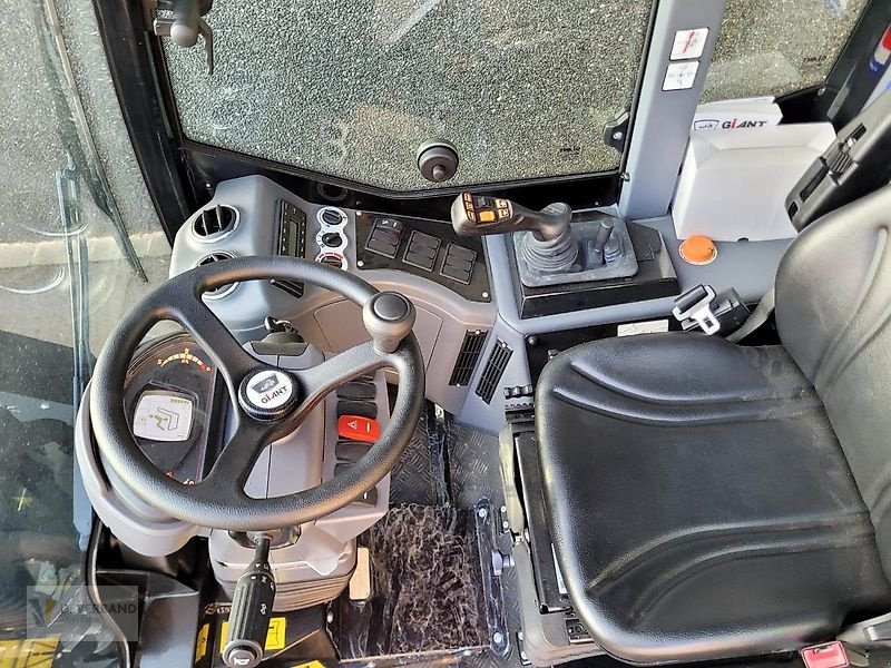 Hoflader des Typs GiANT 3500, Neumaschine in Colmar-Berg (Bild 3)