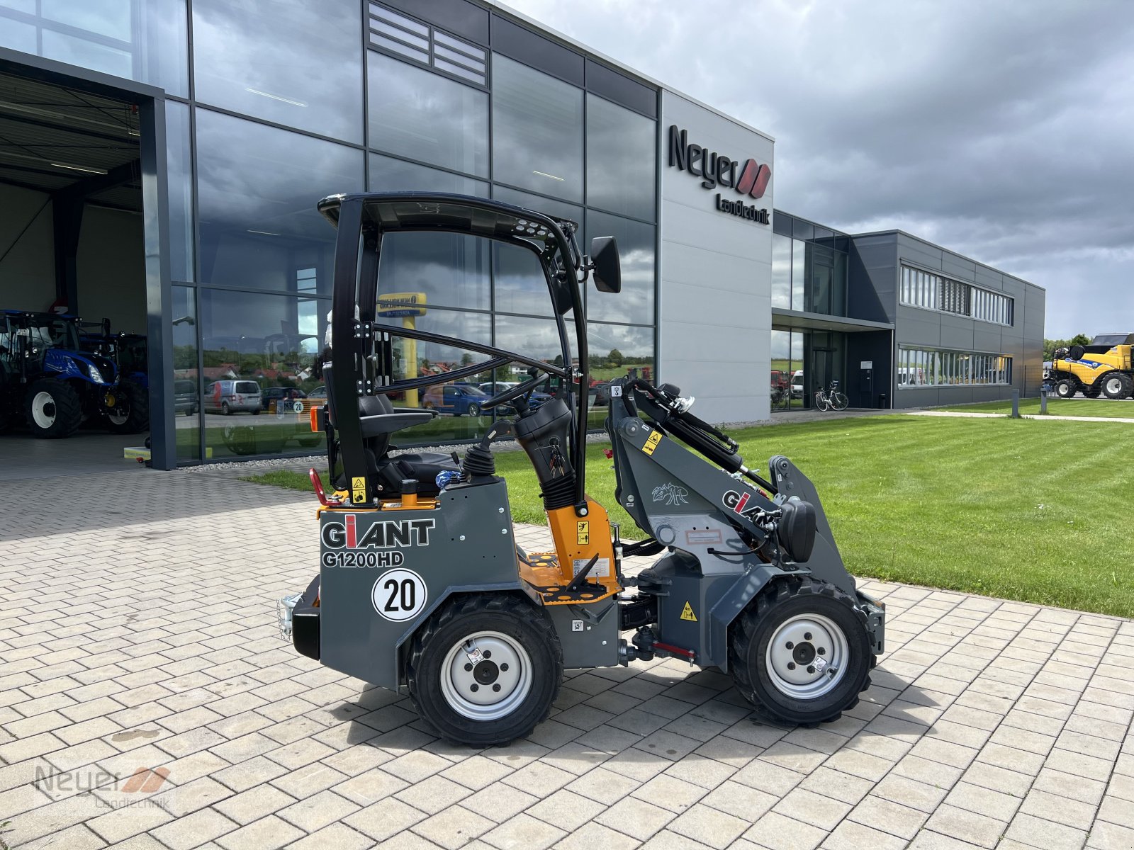 Hoflader of the type GiANT G 1200 HD, Neumaschine in Bad Waldsee Mennisweiler (Picture 1)