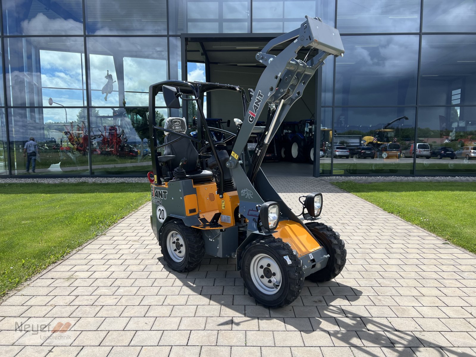 Hoflader of the type GiANT G 1200 HD, Neumaschine in Bad Waldsee Mennisweiler (Picture 3)