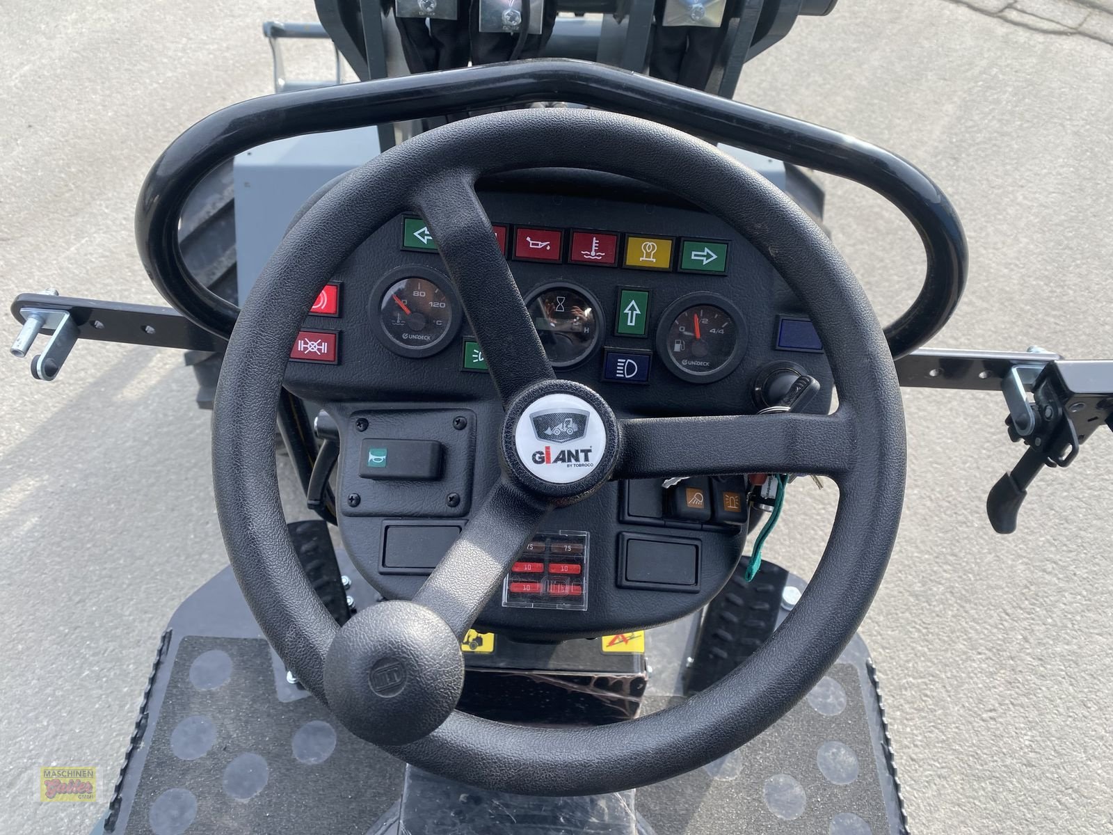 Hoflader des Typs GiANT G 2300 HD mit abklappbarem Fahrerschutzdach, Neumaschine in Kötschach (Bild 17)