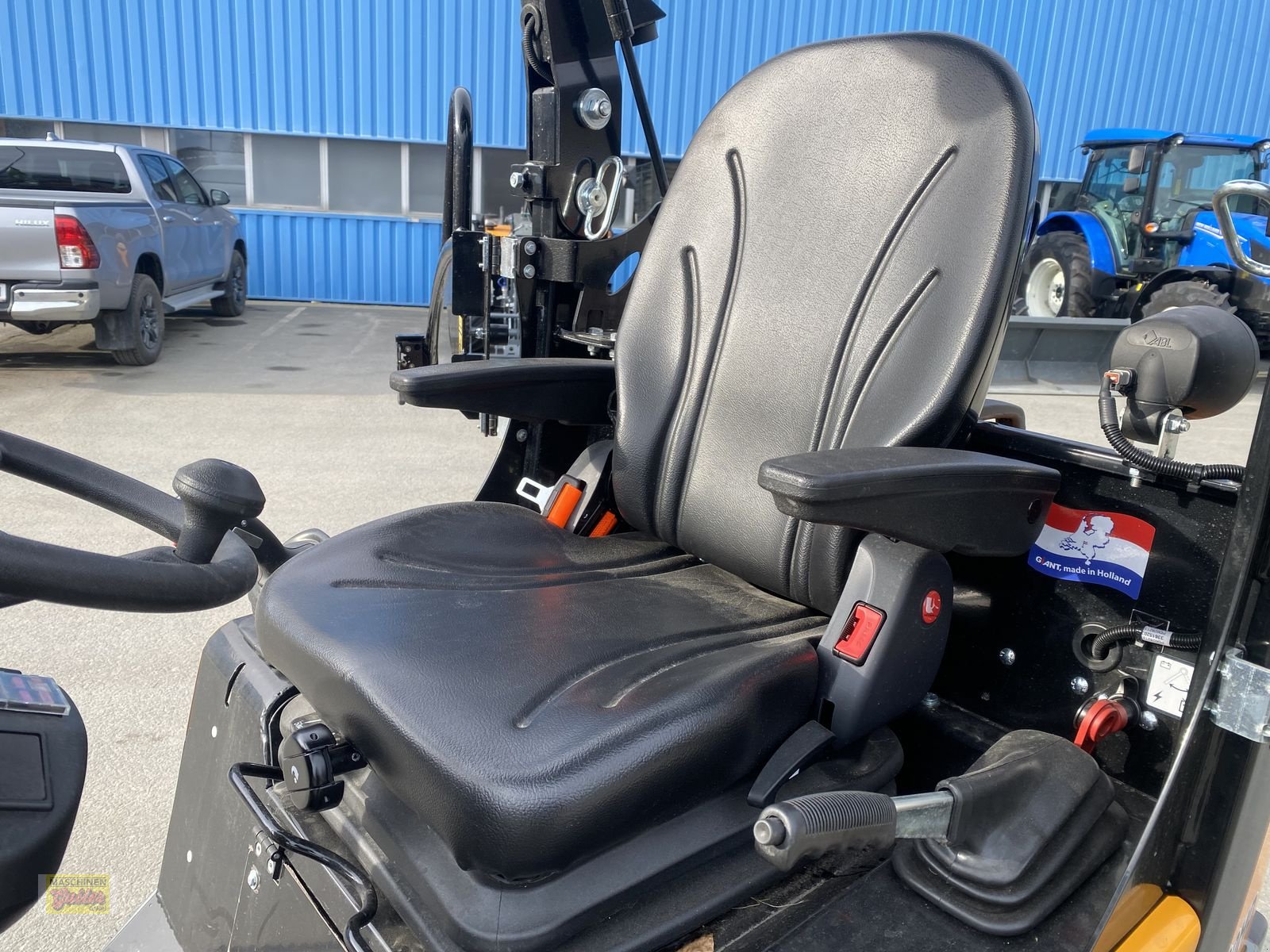 Hoflader des Typs GiANT G 2300 HD mit abklappbarem Fahrerschutzdach, Neumaschine in Kötschach (Bild 25)