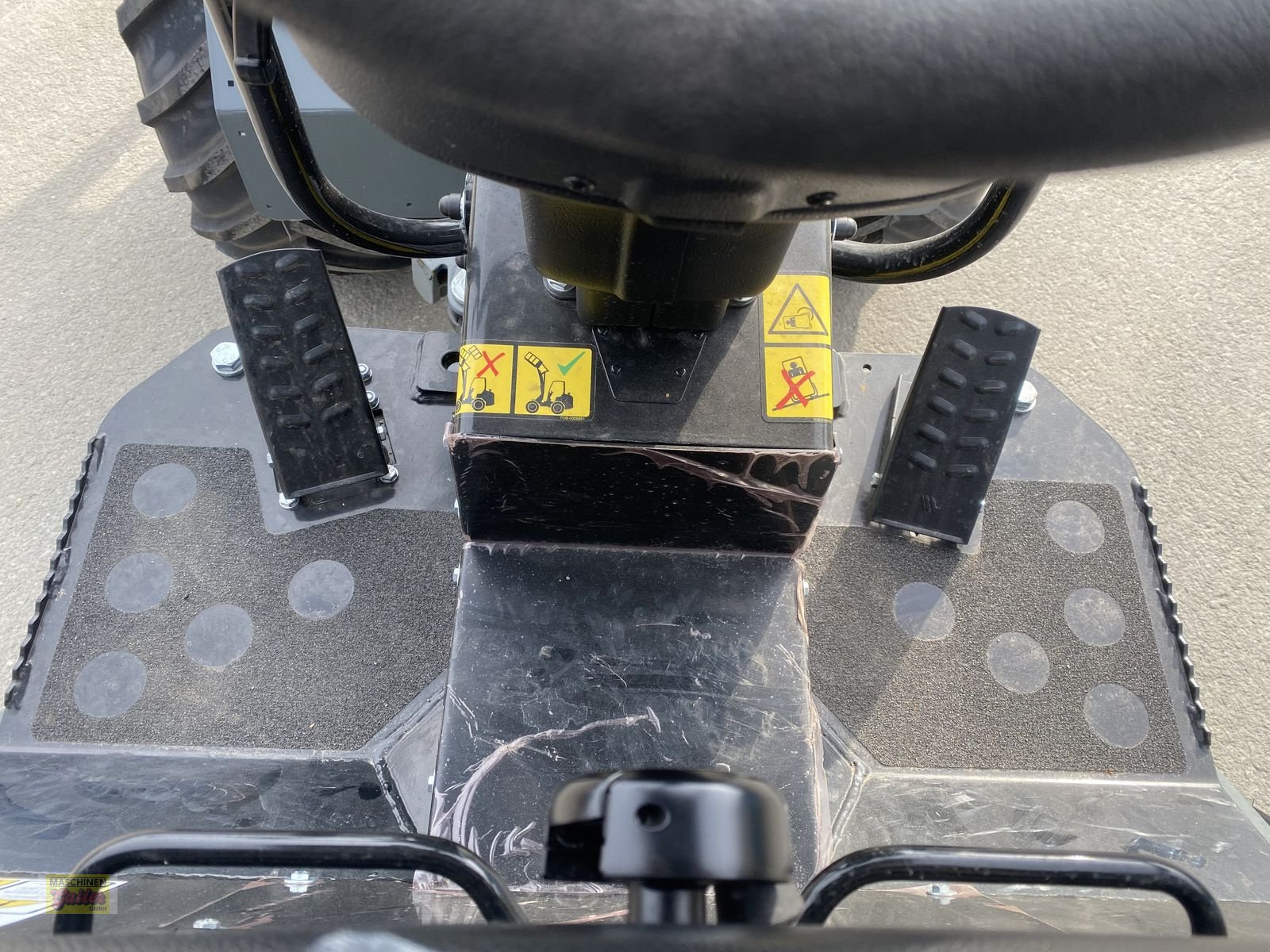 Hoflader des Typs GiANT G 2300 HD mit abklappbarem Fahrerschutzdach, Neumaschine in Kötschach (Bild 18)