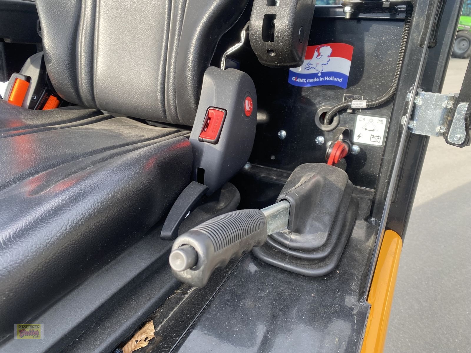 Hoflader des Typs GiANT G 2300 HD mit abklappbarem Fahrerschutzdach, Neumaschine in Kötschach (Bild 19)