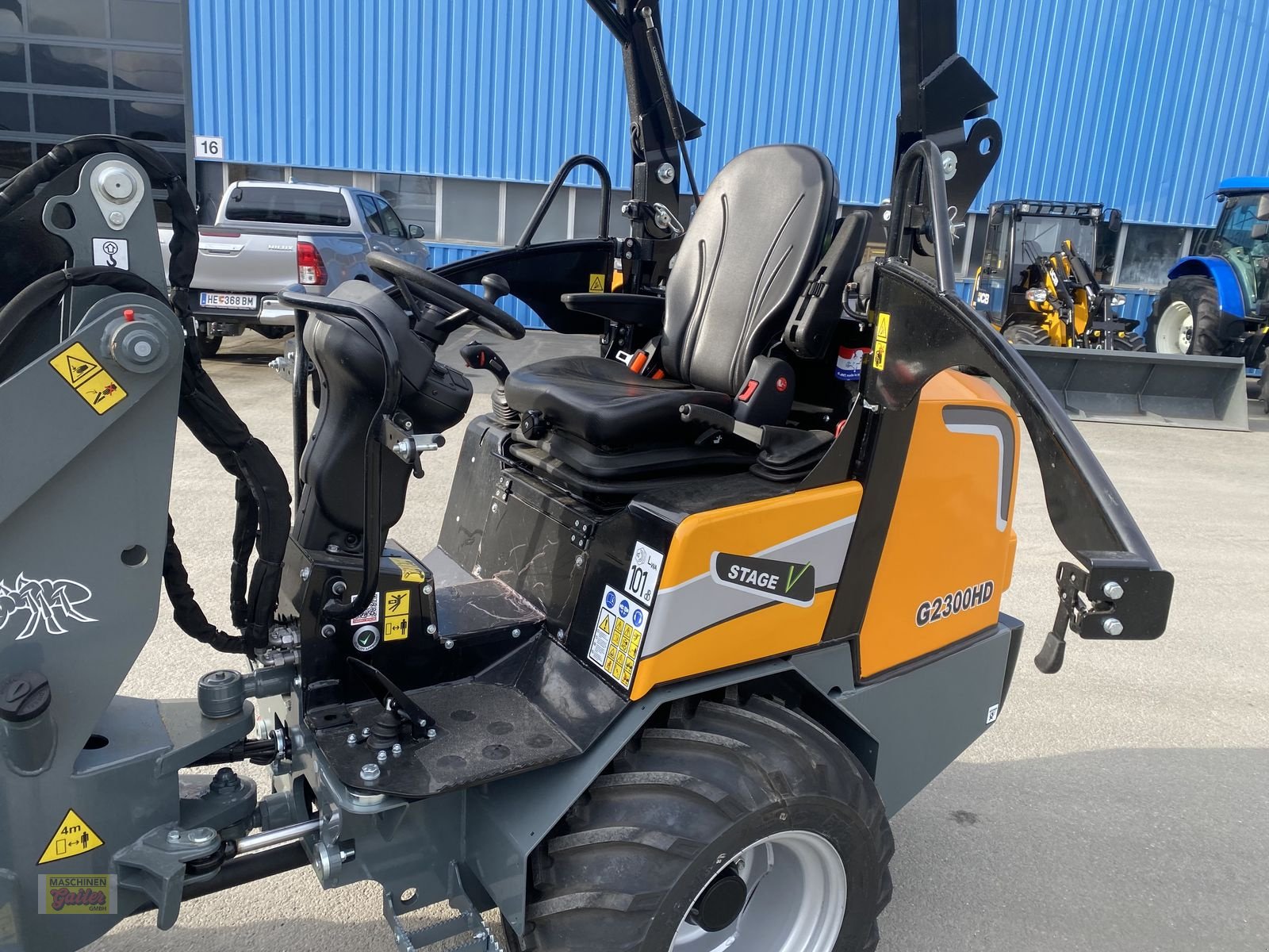 Hoflader des Typs GiANT G 2300 HD mit abklappbarem Fahrerschutzdach, Neumaschine in Kötschach (Bild 15)