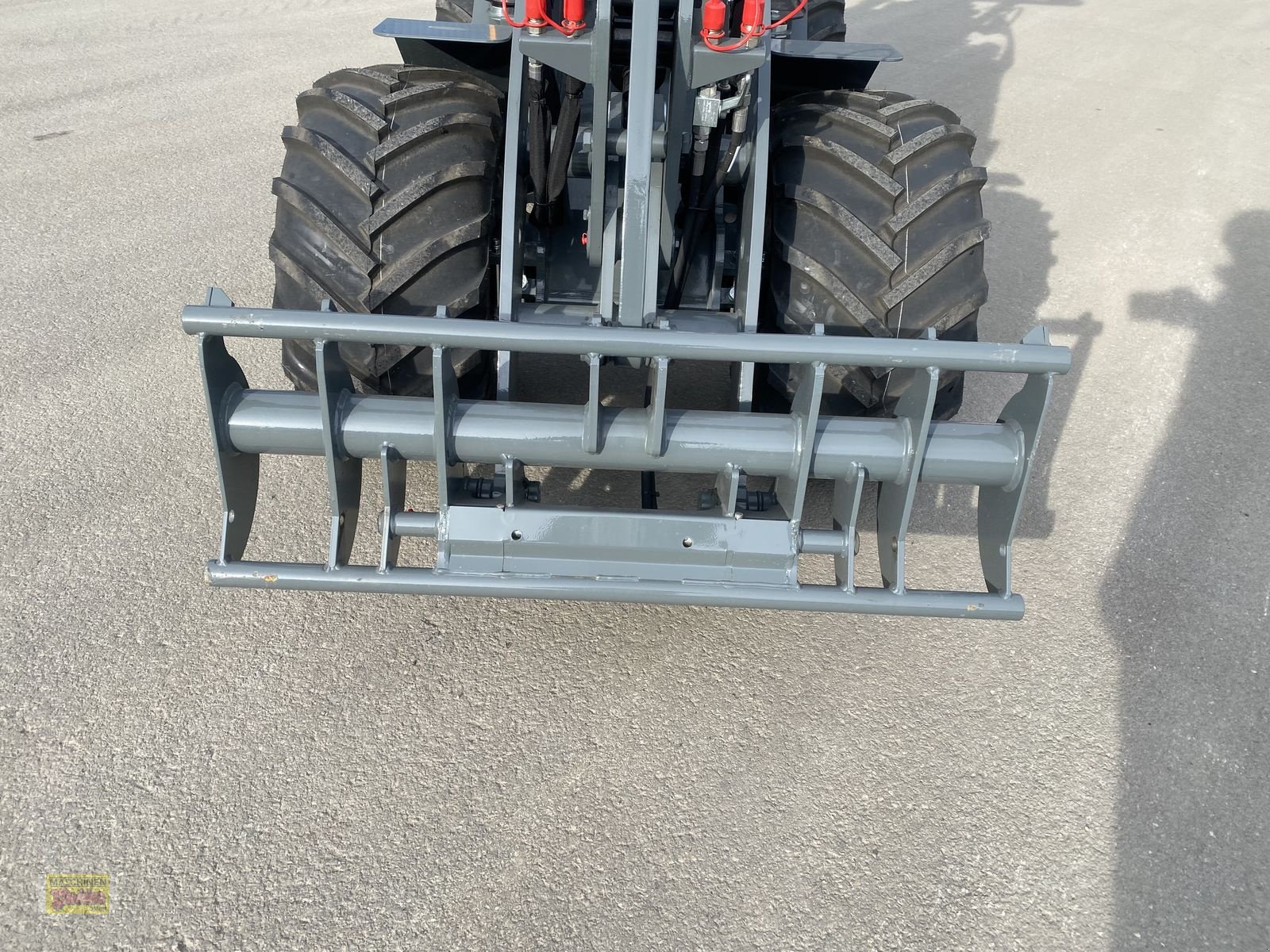 Hoflader des Typs GiANT G 2300 HD mit abklappbarem Fahrerschutzdach, Neumaschine in Kötschach (Bild 3)