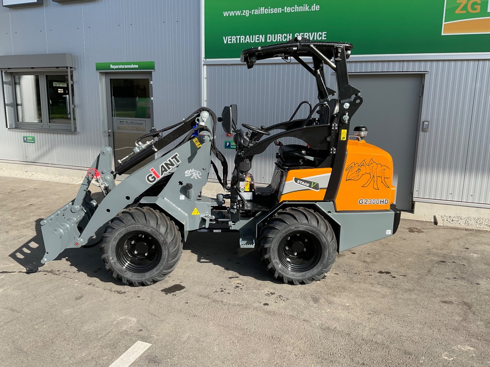 Hoflader des Typs GiANT G 2300 HD, Neumaschine in Mühlhausen-Ehingen (Bild 1)