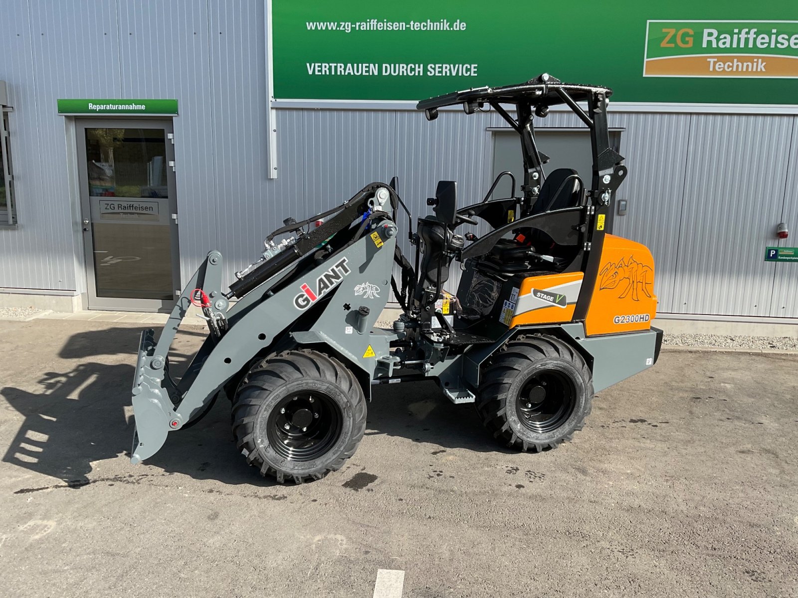 Hoflader des Typs GiANT G 2300 HD, Neumaschine in Mühlhausen-Ehingen (Bild 5)