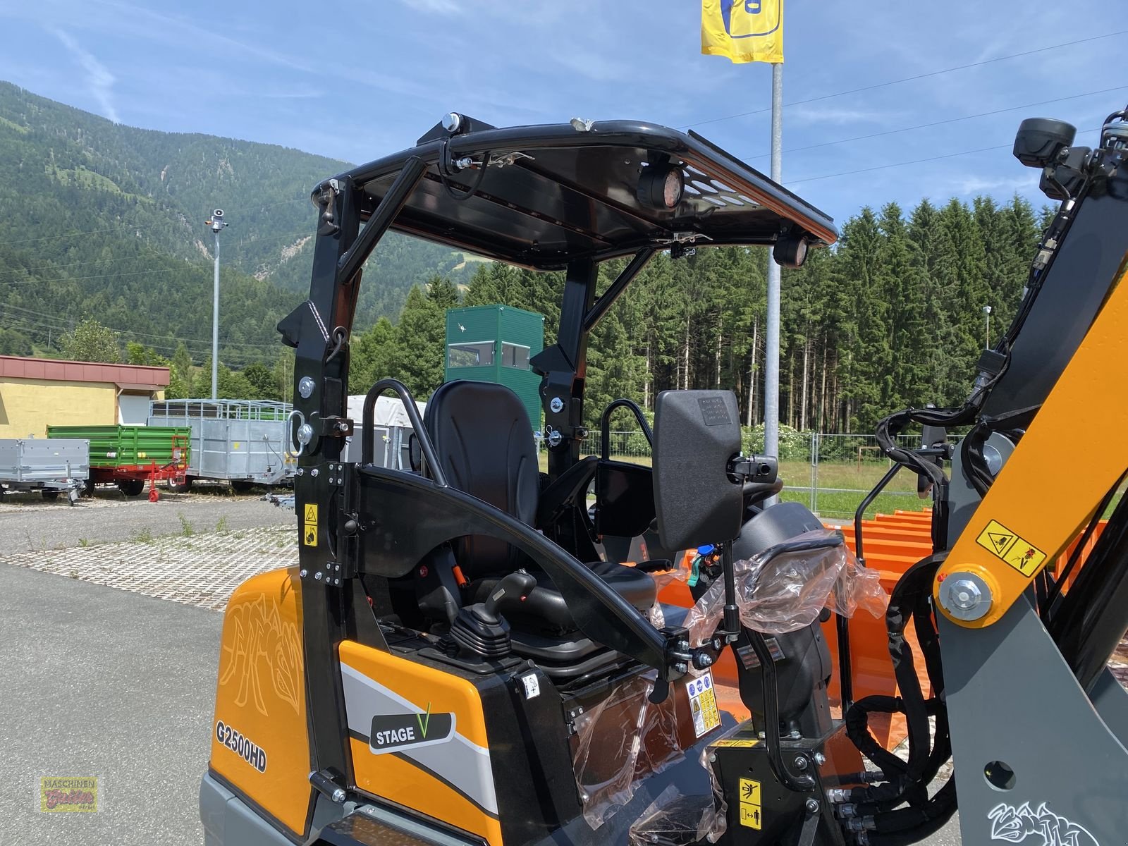Hoflader of the type GiANT G 2500 HD mit abklappbaren Fahrerschutzdach, Neumaschine in Kötschach (Picture 13)