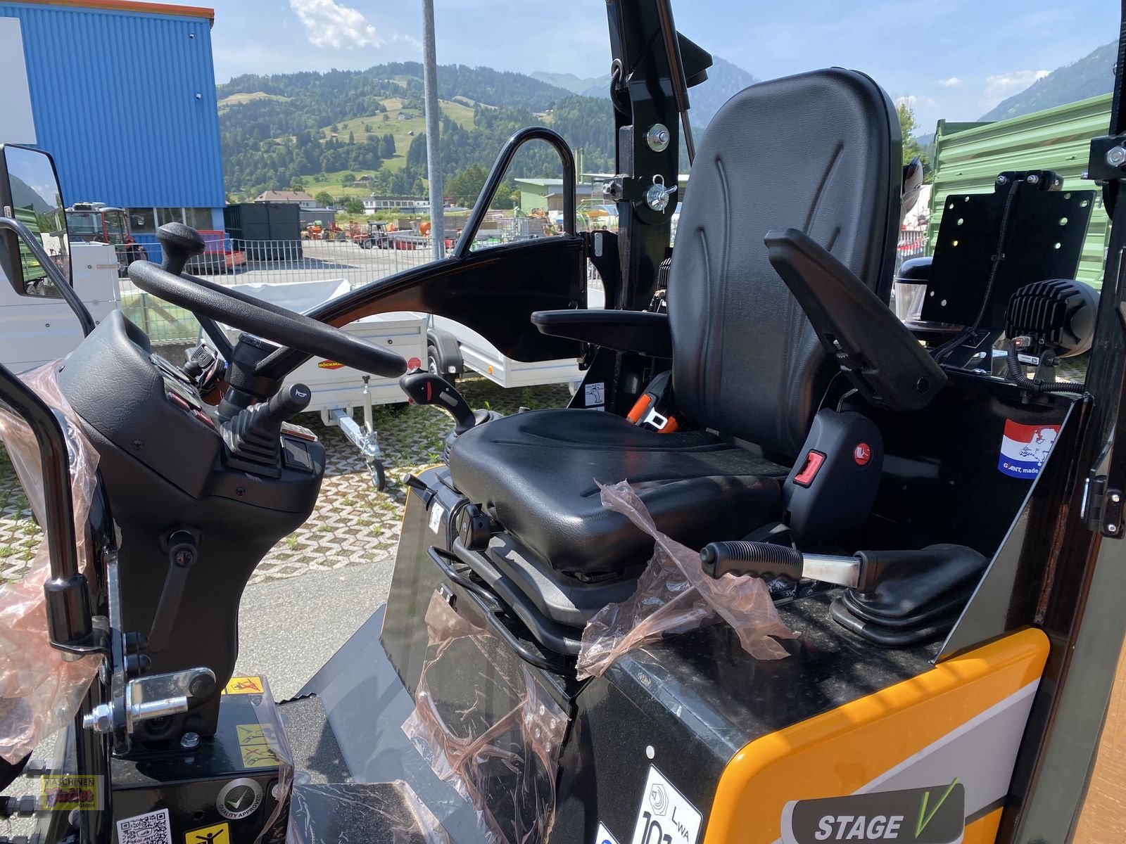 Hoflader of the type GiANT G 2500 HD mit abklappbaren Fahrerschutzdach, Neumaschine in Kötschach (Picture 17)