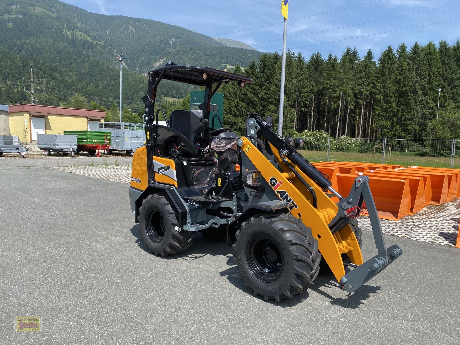 Hoflader of the type GiANT G 2500 HD mit abklappbaren Fahrerschutzdach, Neumaschine in Kötschach (Picture 1)